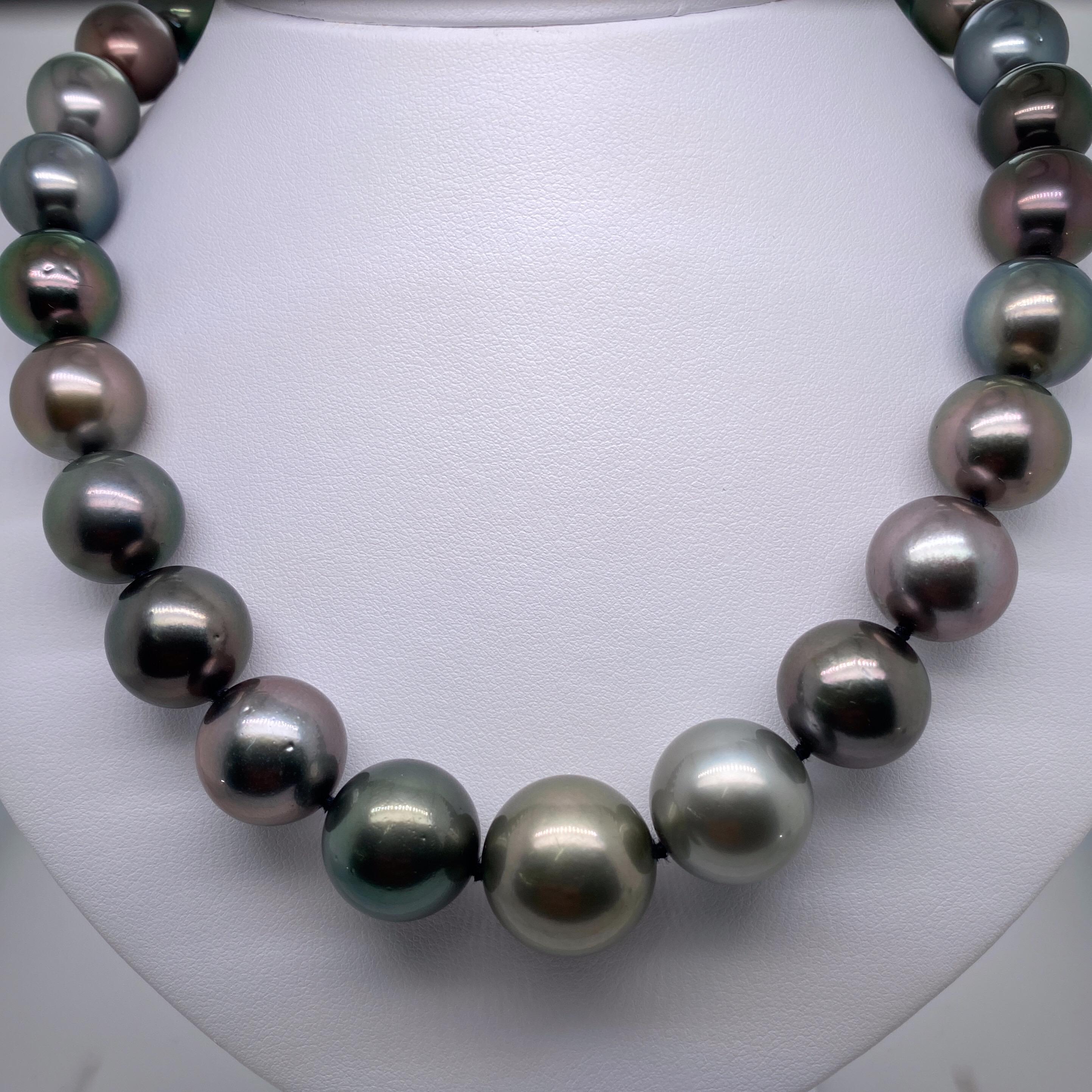 Ein wunderschönes Collier aus 29 Tahiti-Perlen mit einem Zentrum aus dunklen Perlen, die einem Ombre-Look aus mittleren bis helleren Grautönen folgen, und einem hochglänzenden durchbrochenen Kugelverschluss. Perfekt aufeinander abgestimmt!

Qualität