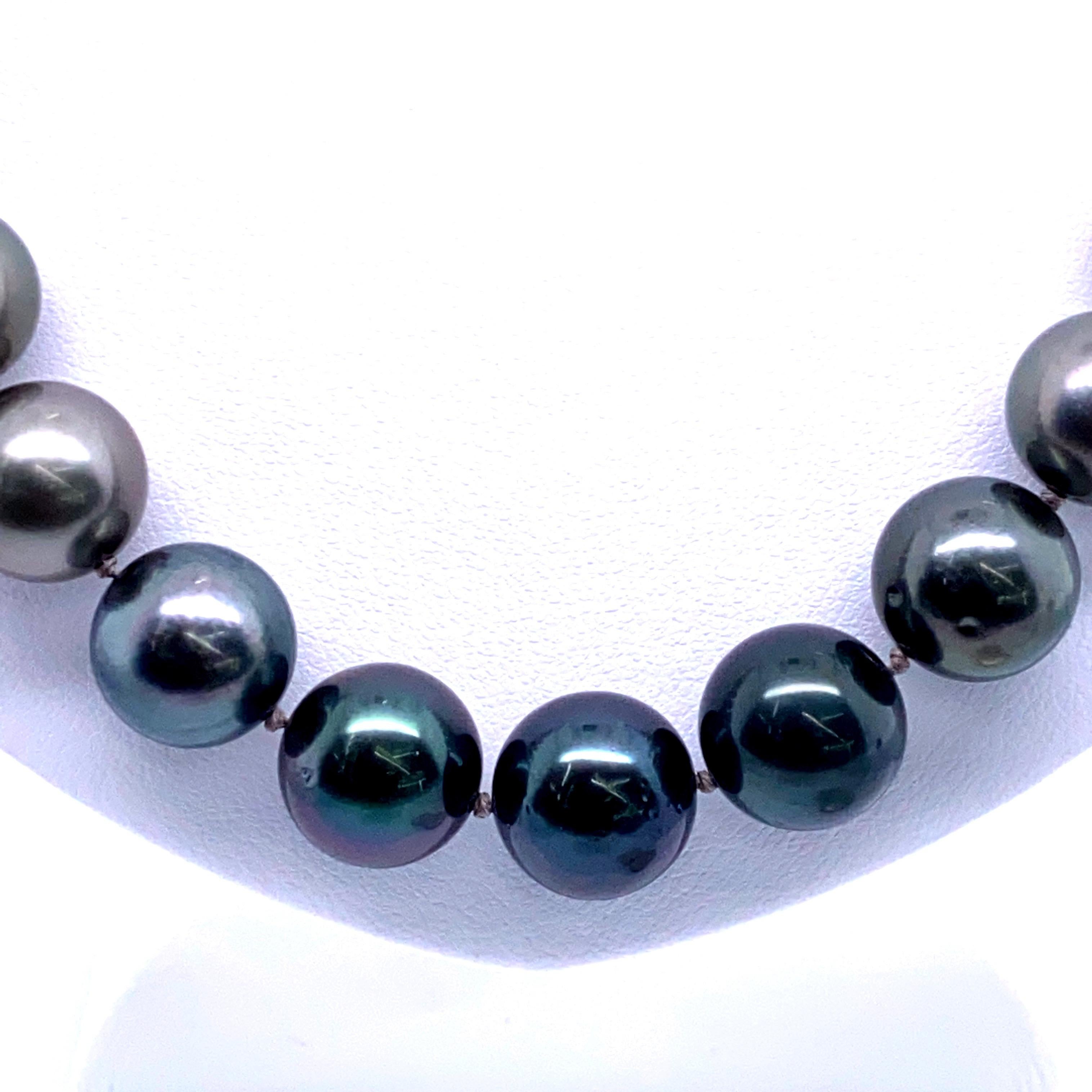 Contemporary Tahitian Ombre Pearl Necklace 14 Karat White Gold
