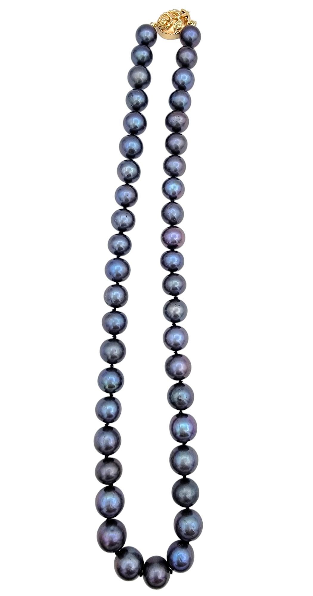 Tauchen Sie ein in die Eleganz dieser exquisiten Perlenkette aus Tahiti-Zuchtperlen. Die seltenen und begehrten pfauenfarbenen Perlen strahlen ein faszinierendes Farbenspiel aus, das von tiefem Grün bis zu Rosatönen reicht. Dieser raffinierte Strang