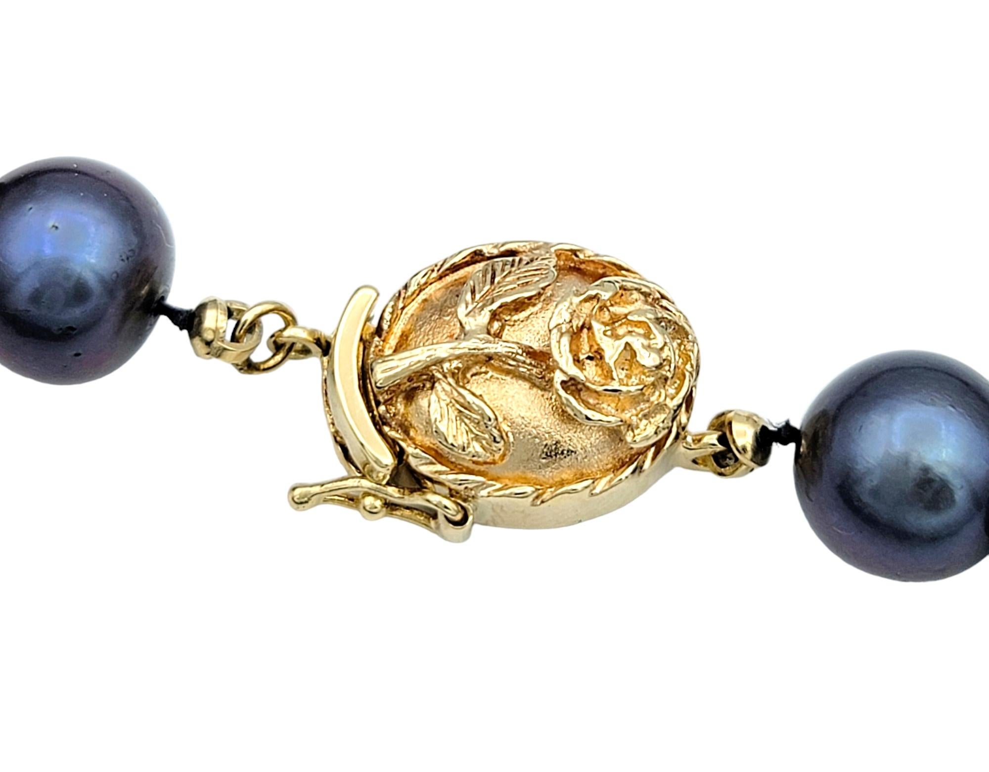 Tahiti-Halskette mit Pfauenperlenstrang und 14 Karat Gold Rose Detailverschluss im Zustand „Gut“ im Angebot in Scottsdale, AZ