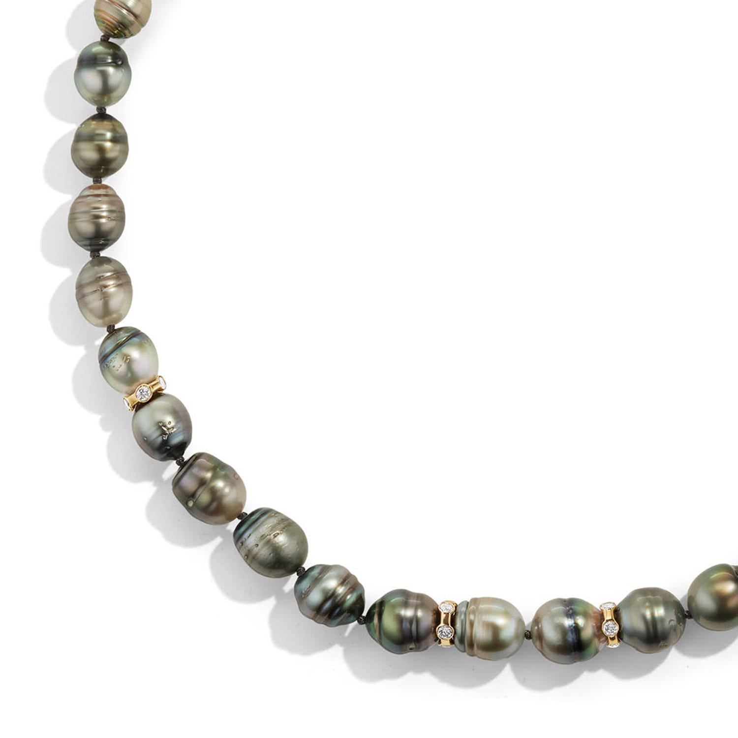 Ein Grundnahrungsmittel für Schmucksammler in ihrer Jewelry Collection'S. Dieser 18-Zoll-Strang aus natürlichen Tahiti-Perlen hat vier diamantbesetzte Goldperlen zwischen den Perlen, um die Opulenz der Tahiti-Perlen zu ergänzen.

Jede Perle ist