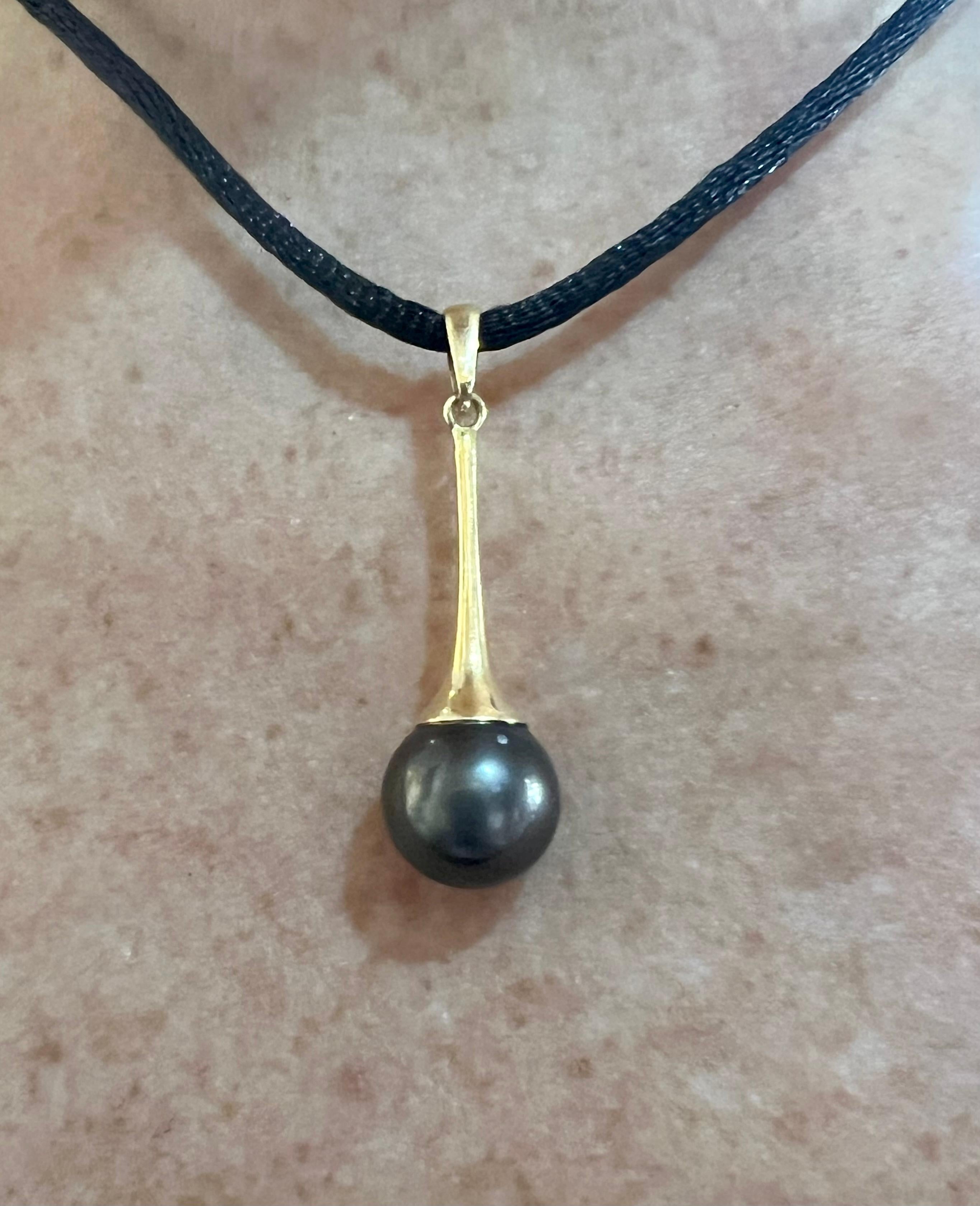 Anhänger aus Gelbgold, besetzt mit einer Tahiti-Perle.

Durchmesser der Perle: 10,7mm (0.39 inch)

Länge des Anhängers: 36,40 mm (1,41 Zoll)

Gesamtgewicht des Anhängers: 3.2g

18 Karat Gelbgold, 750/1000

Obwohl wir auf die Qualität unseres antiken