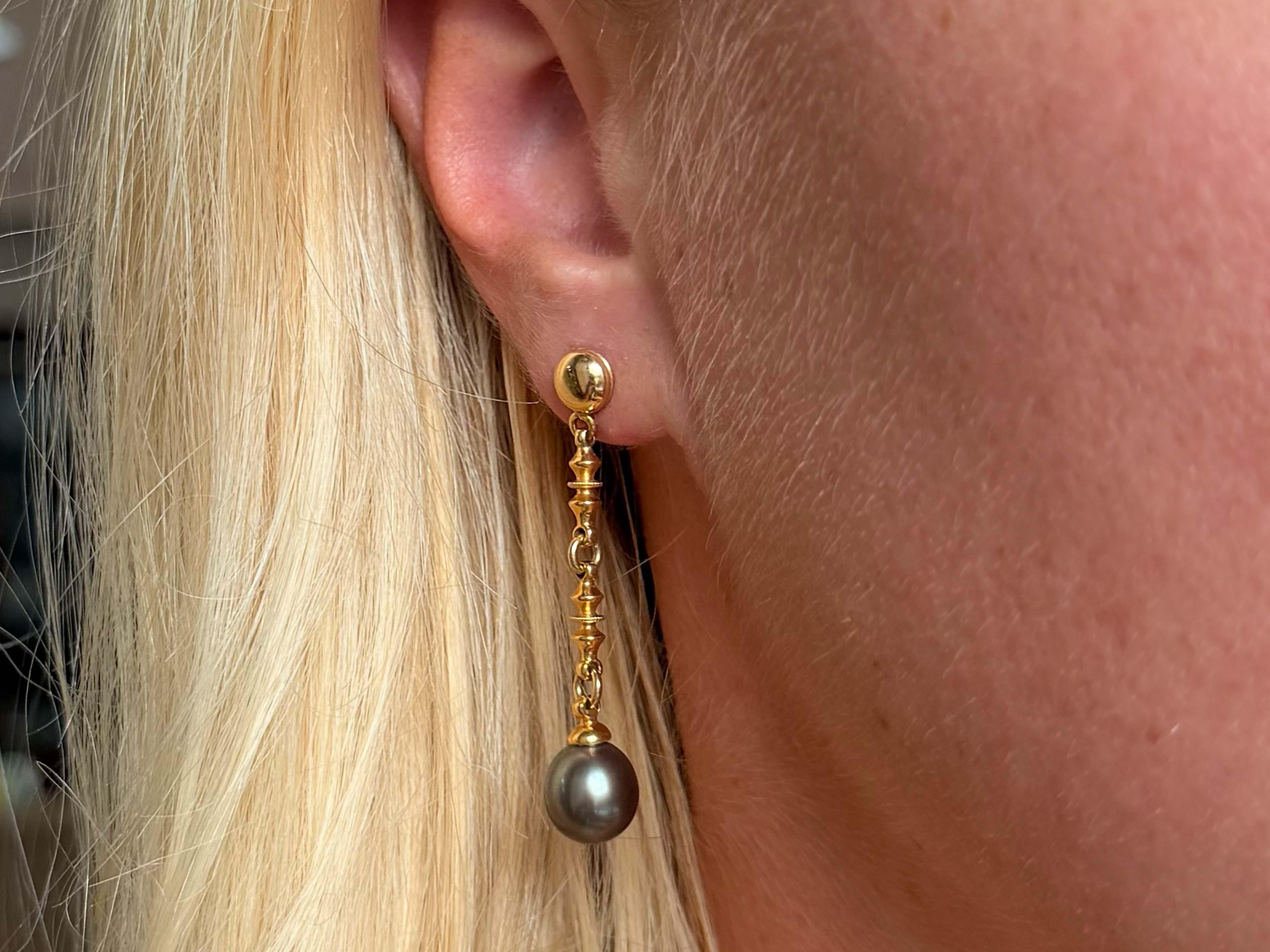 Orecchini Specifiche:

Metallo: oro giallo 18k

Lunghezza dell'orecchino: ~1,95