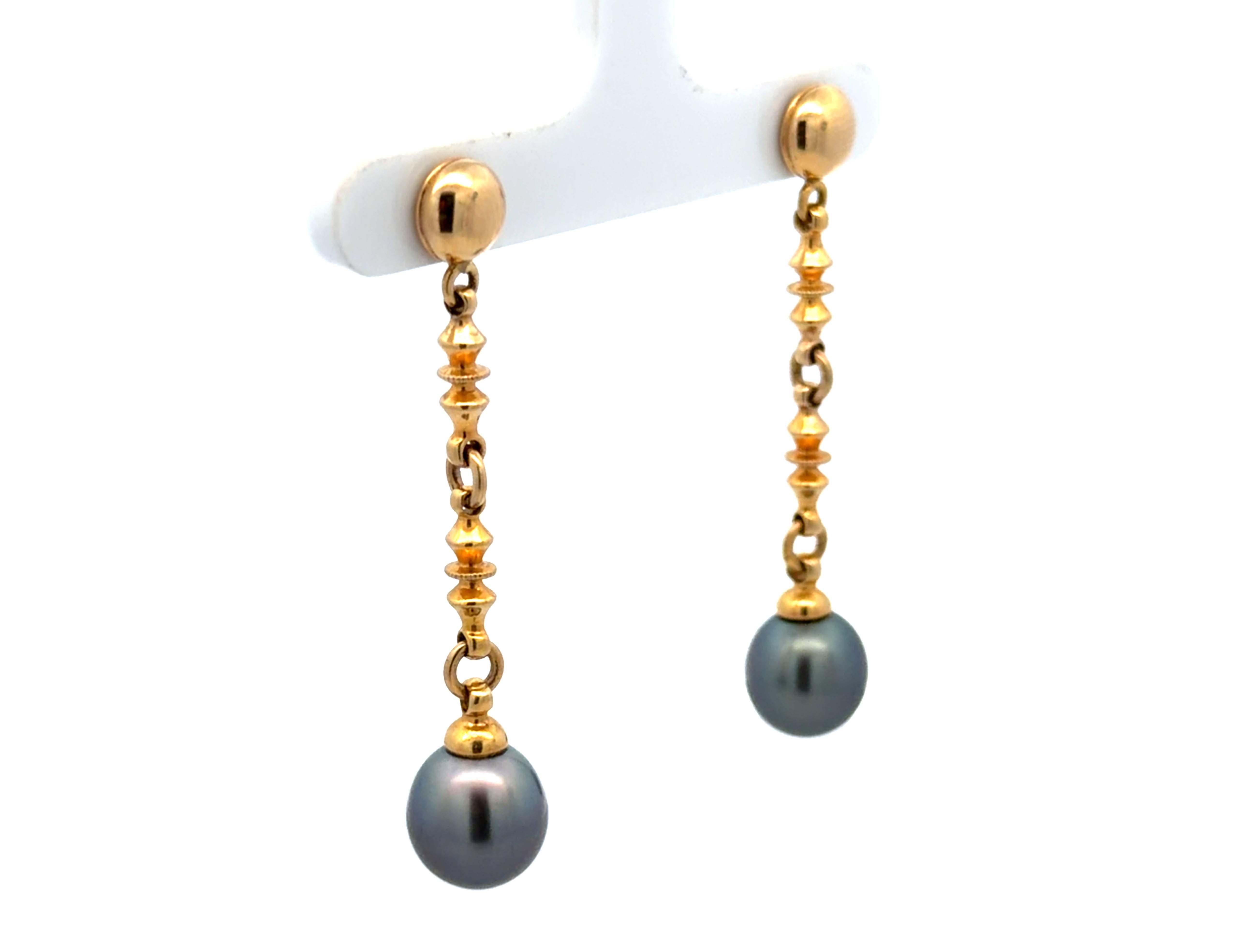 Moderno Orecchini pendenti con perle di Tahiti da 2 pollici in oro giallo 18 carati in vendita
