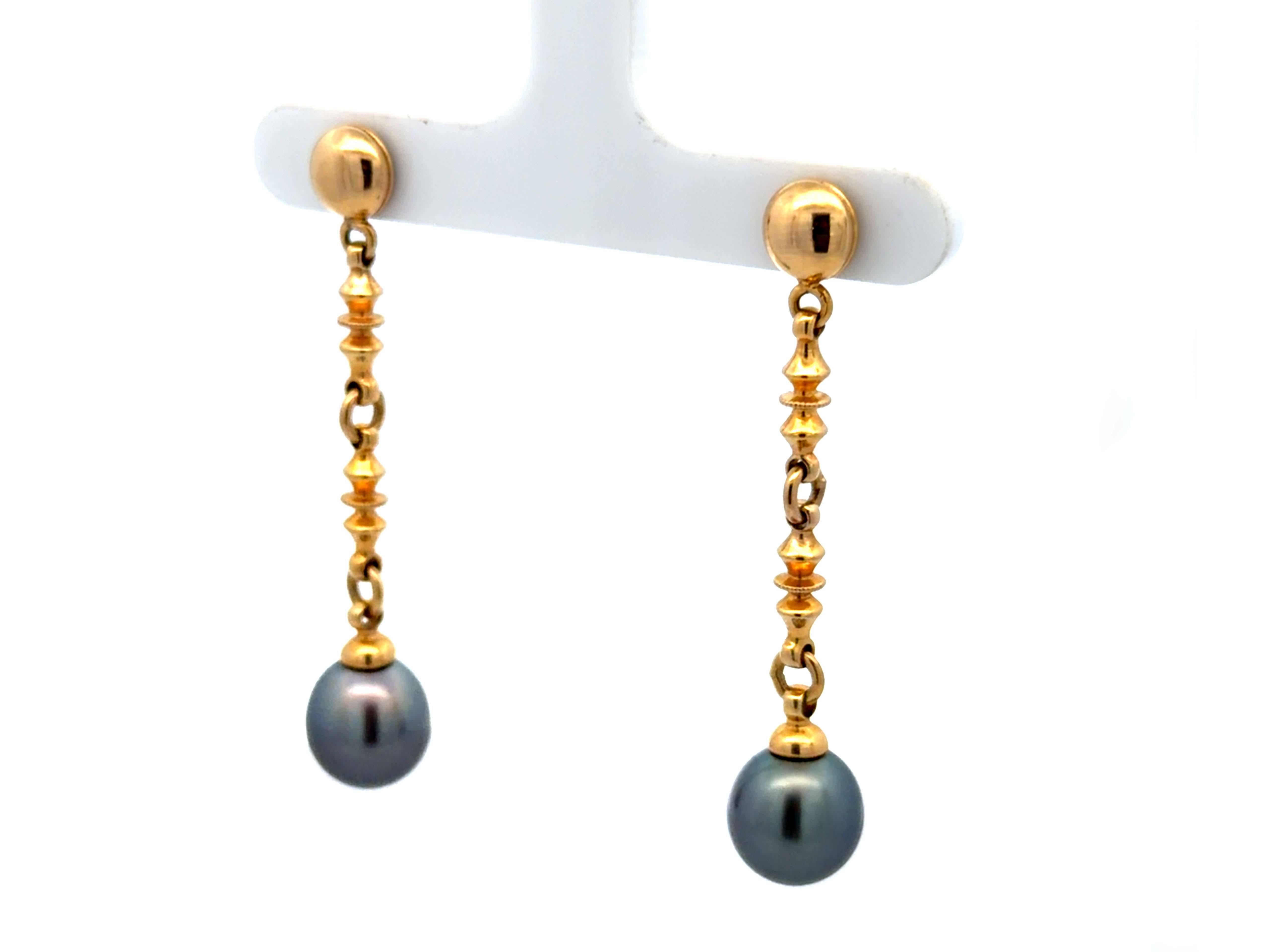 Taglio rotondo Orecchini pendenti con perle di Tahiti da 2 pollici in oro giallo 18 carati in vendita