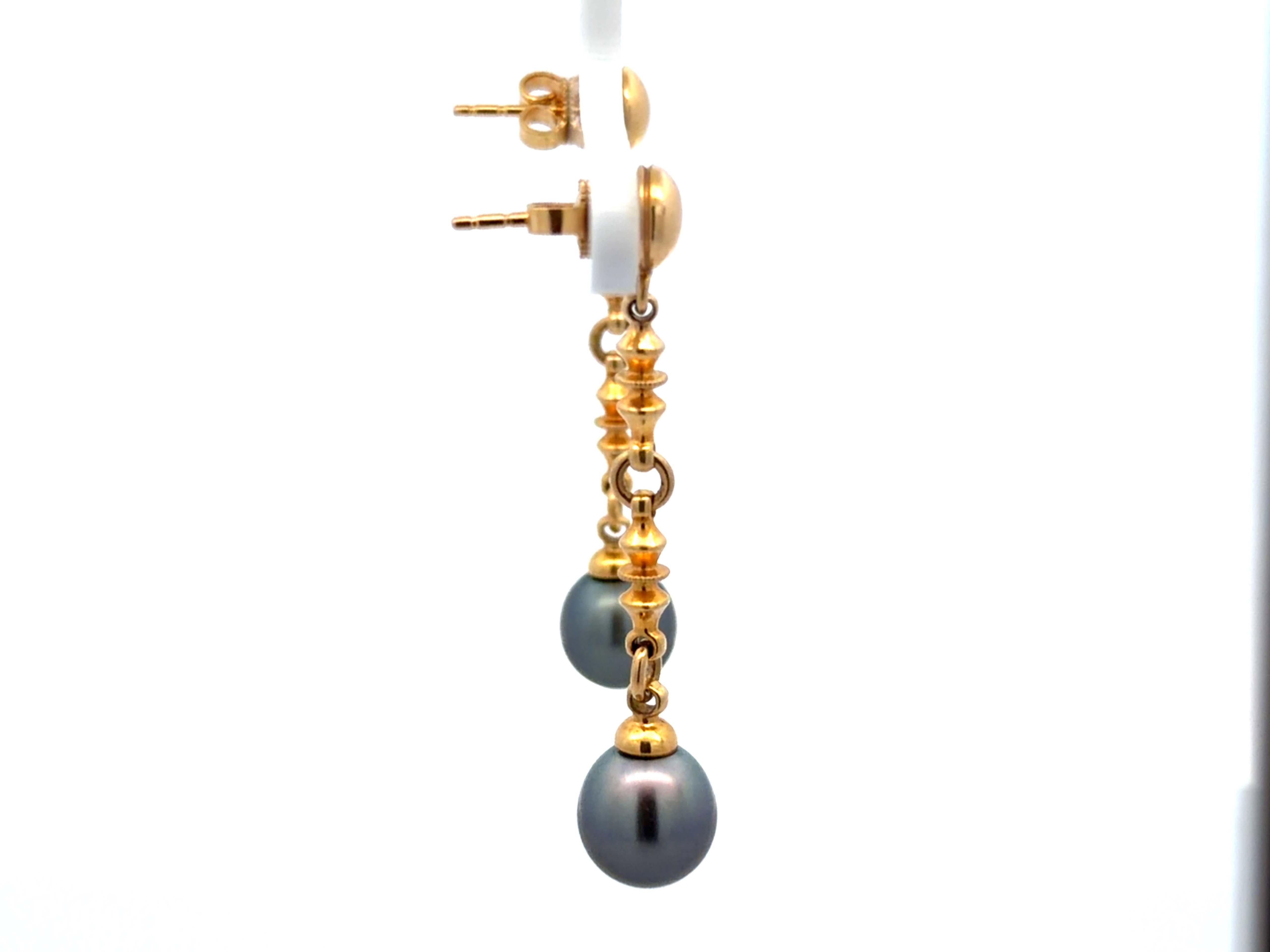 Orecchini pendenti con perle di Tahiti da 2 pollici in oro giallo 18 carati In condizioni ottime in vendita a Honolulu, HI