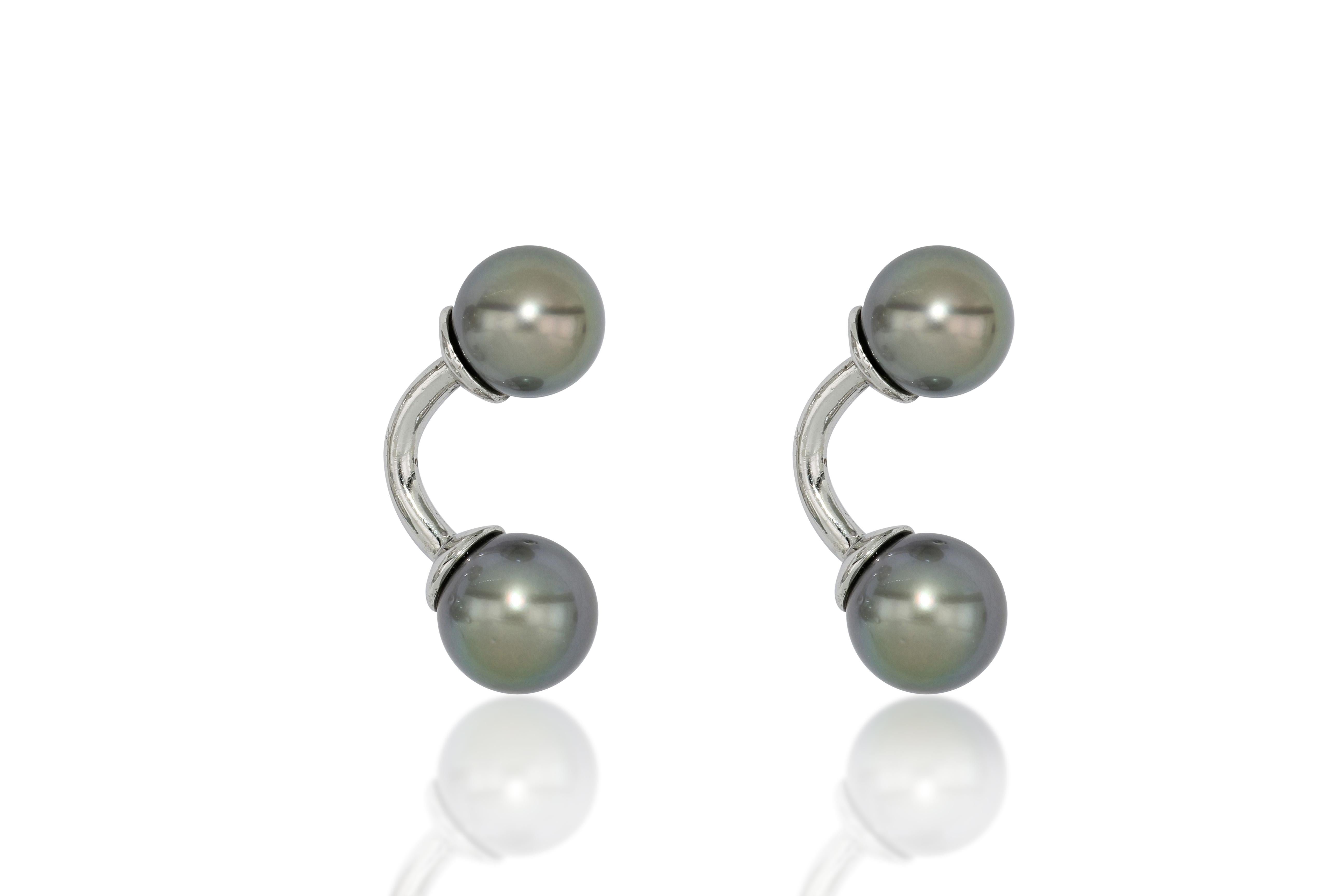 A pair of 925 silver cufflinks consists of 4 pieces of perfectly round Tahitian pearl of size 8.5mm to 9 mm in diameter.  An unique, simple and elegant piece of jewellery for men.      
O'Che 1867 was founded one and a half centuries ago in Macau.