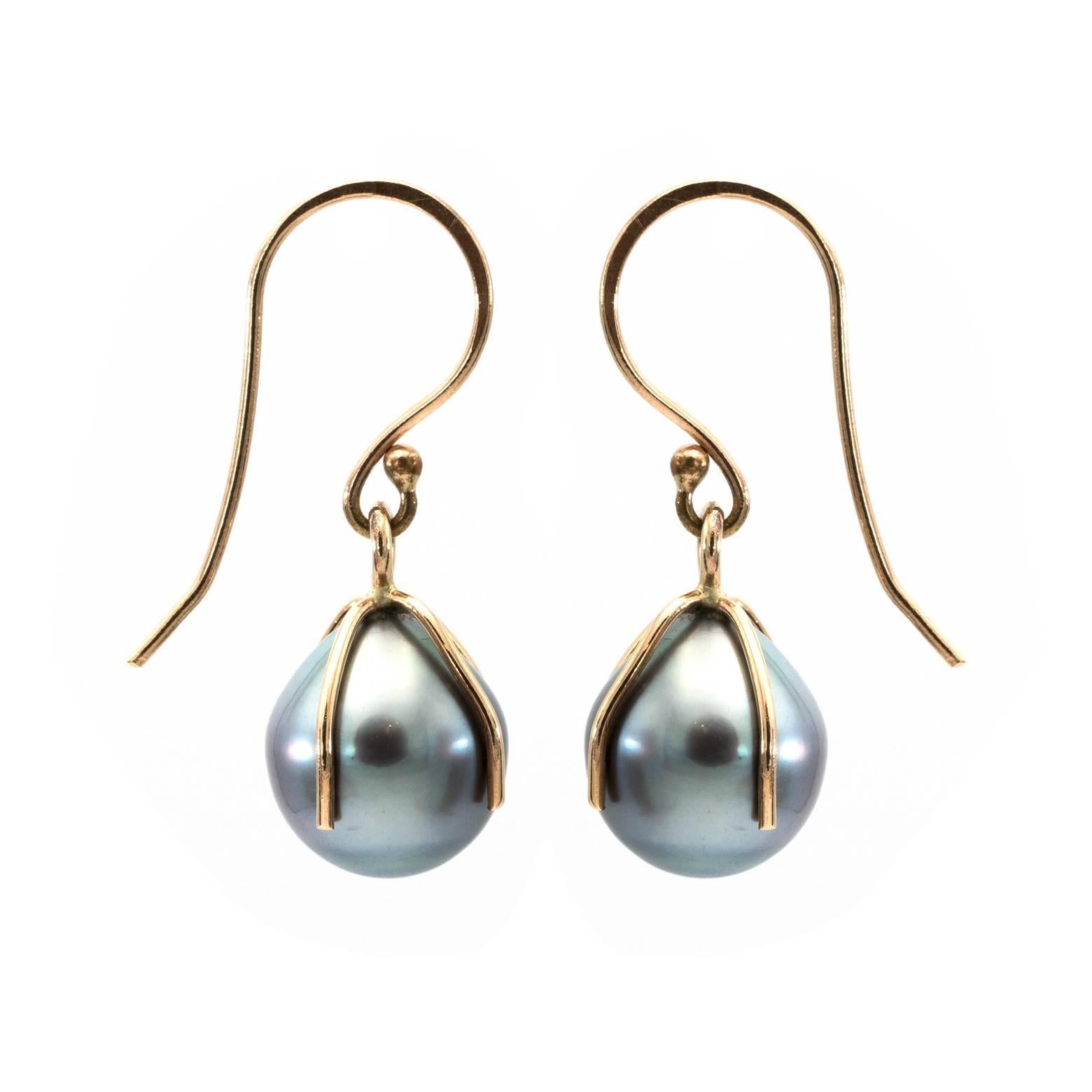 these simple but elegant Tahitian pearl earring have a modern 'leaf' motif that blend the earwire seamlessly..These are the perfect pair of everyday pearl earrings!!