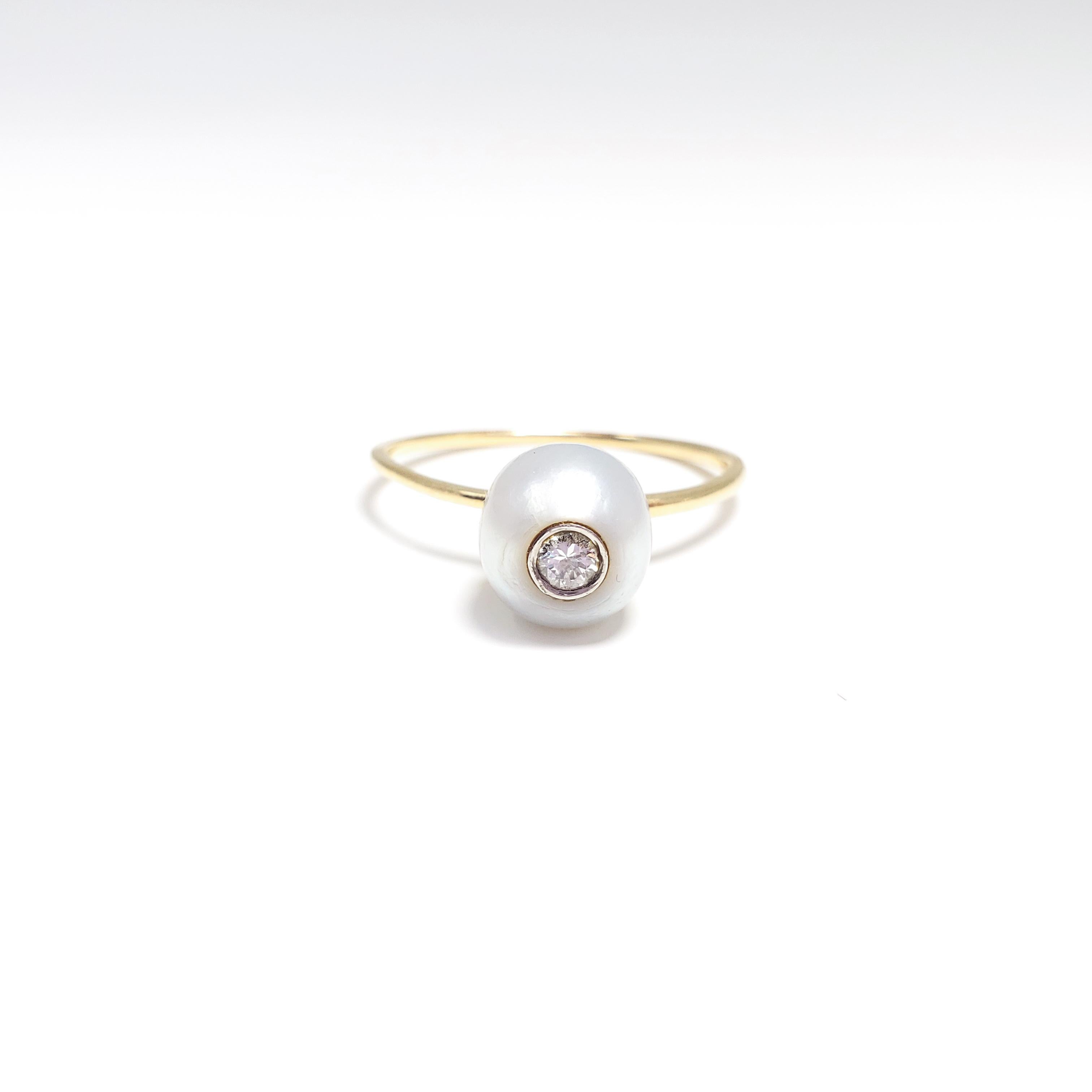 An elegant 14K gold ring featuring a single genuine Tahitian pearl, set with a 2.6 mm diameter diamond - excellent clarity.

US Size 9
Pearl diameter: 8.24 mm