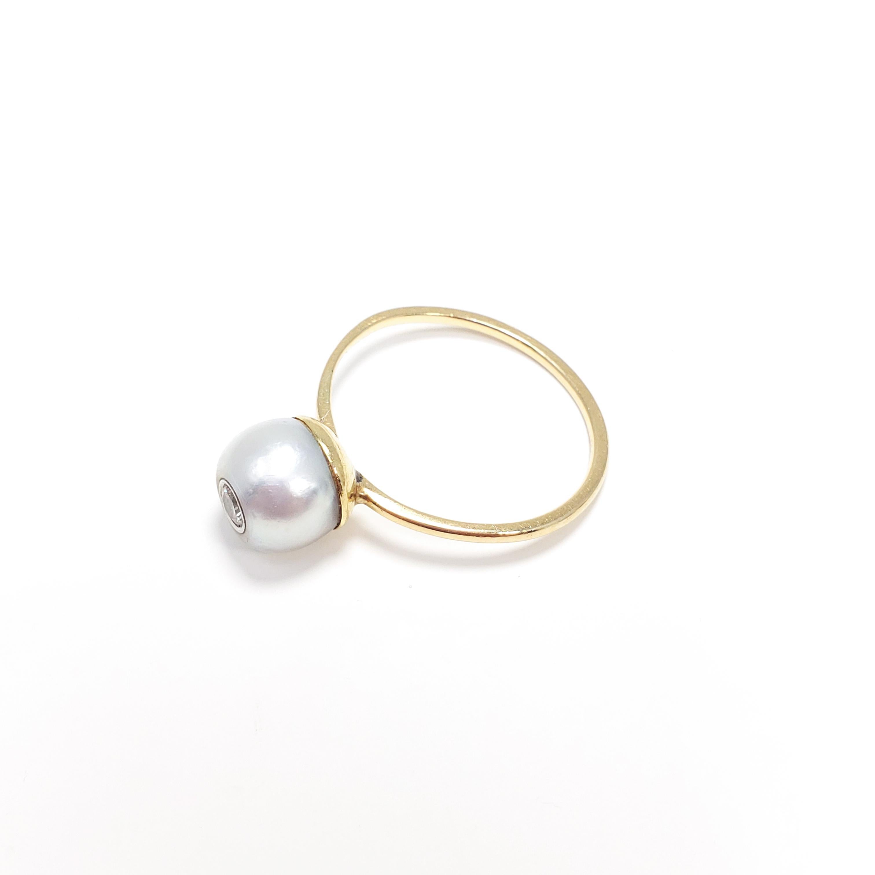 Tahitian Pearl and Bezel Diamond 14 Karat Gold Ring, Band In Good Condition In Milford, DE