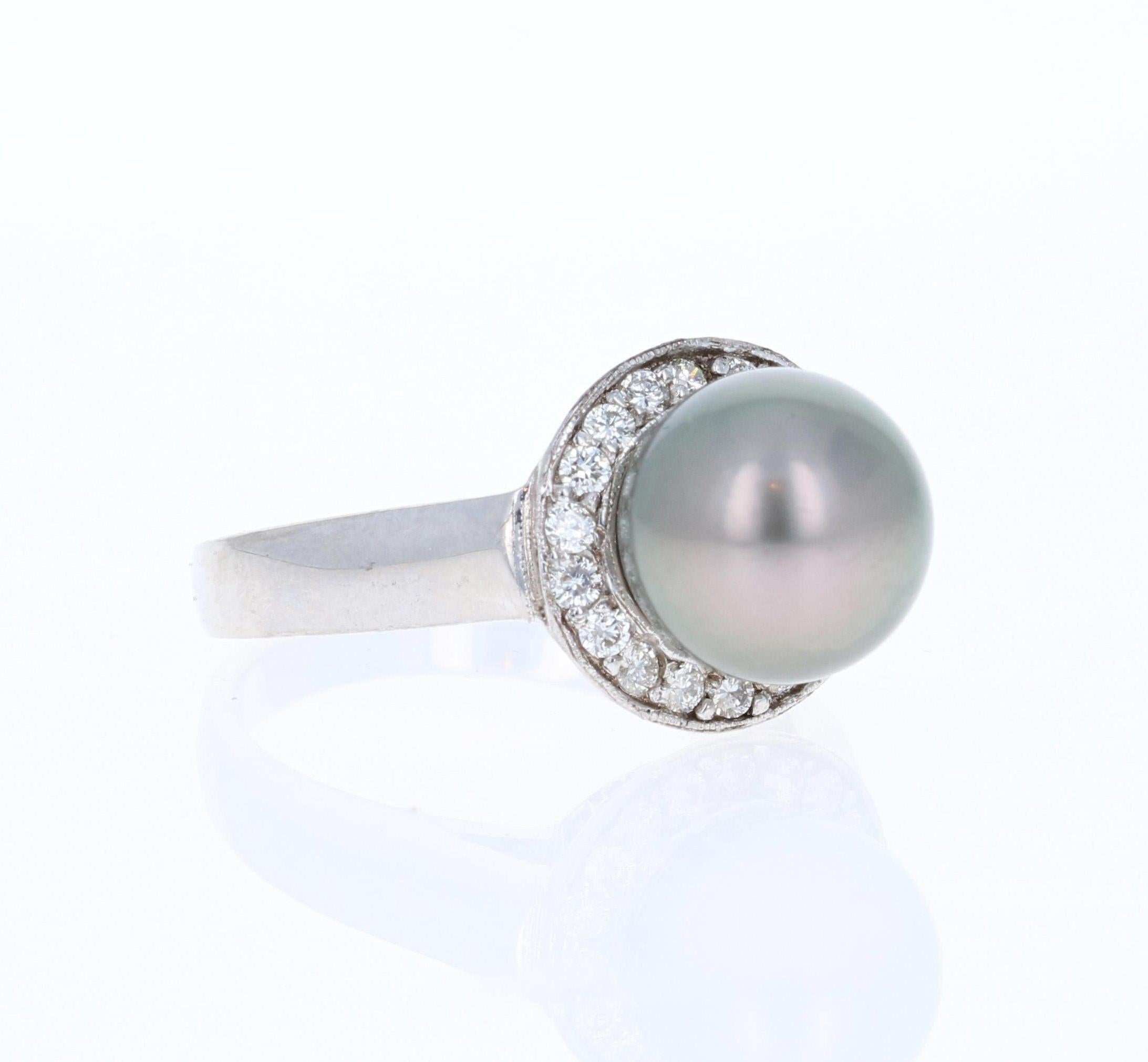 Tahiti-Perlenring mit einer 9 mm großen Perle, umgeben von 18 Diamanten im Rundschliff mit einem Gewicht von 0,28 Karat. (Reinheit: VS2, Farbe: H)
Der Ring ist aus 14K Weißgold gefertigt und wiegt ungefähr 3,8 Gramm.   Der Ring hat die Größe 7 und