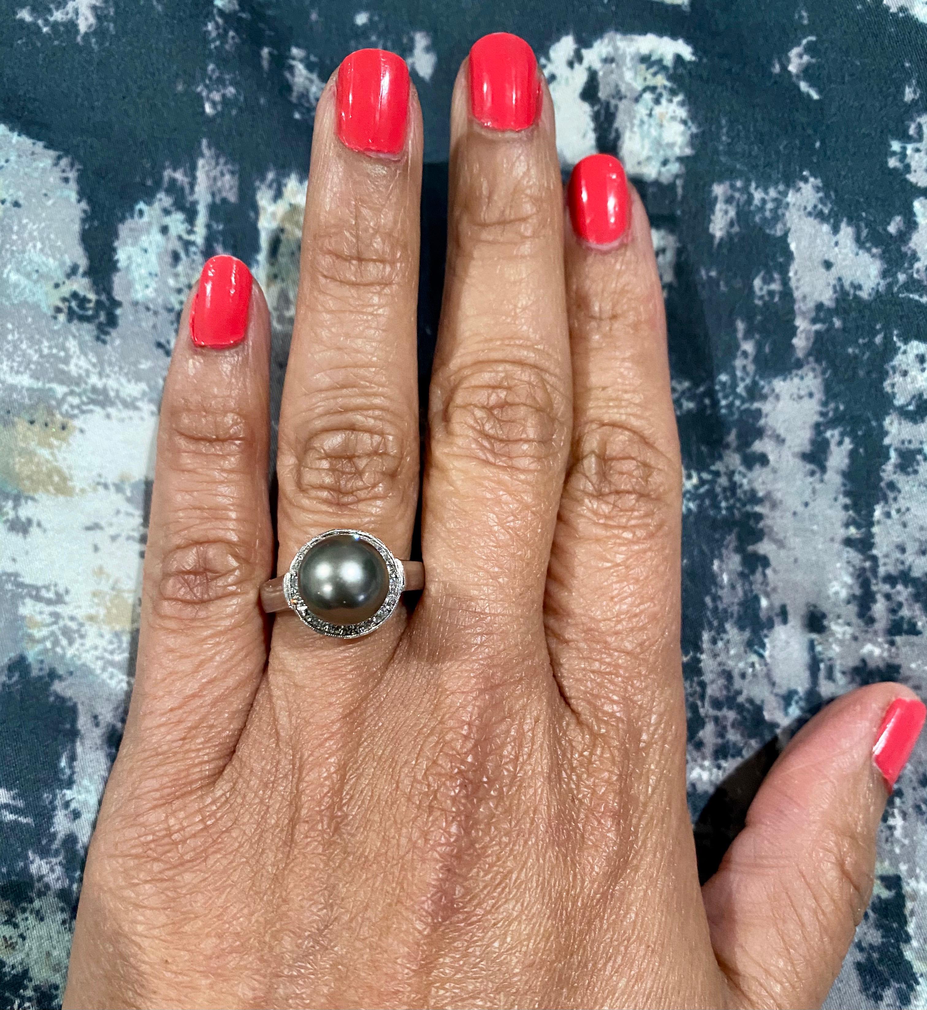 Tahitian Pearl and Diamond 14 Karat White Gold Ring In New Condition For Sale In Los Angeles, CA