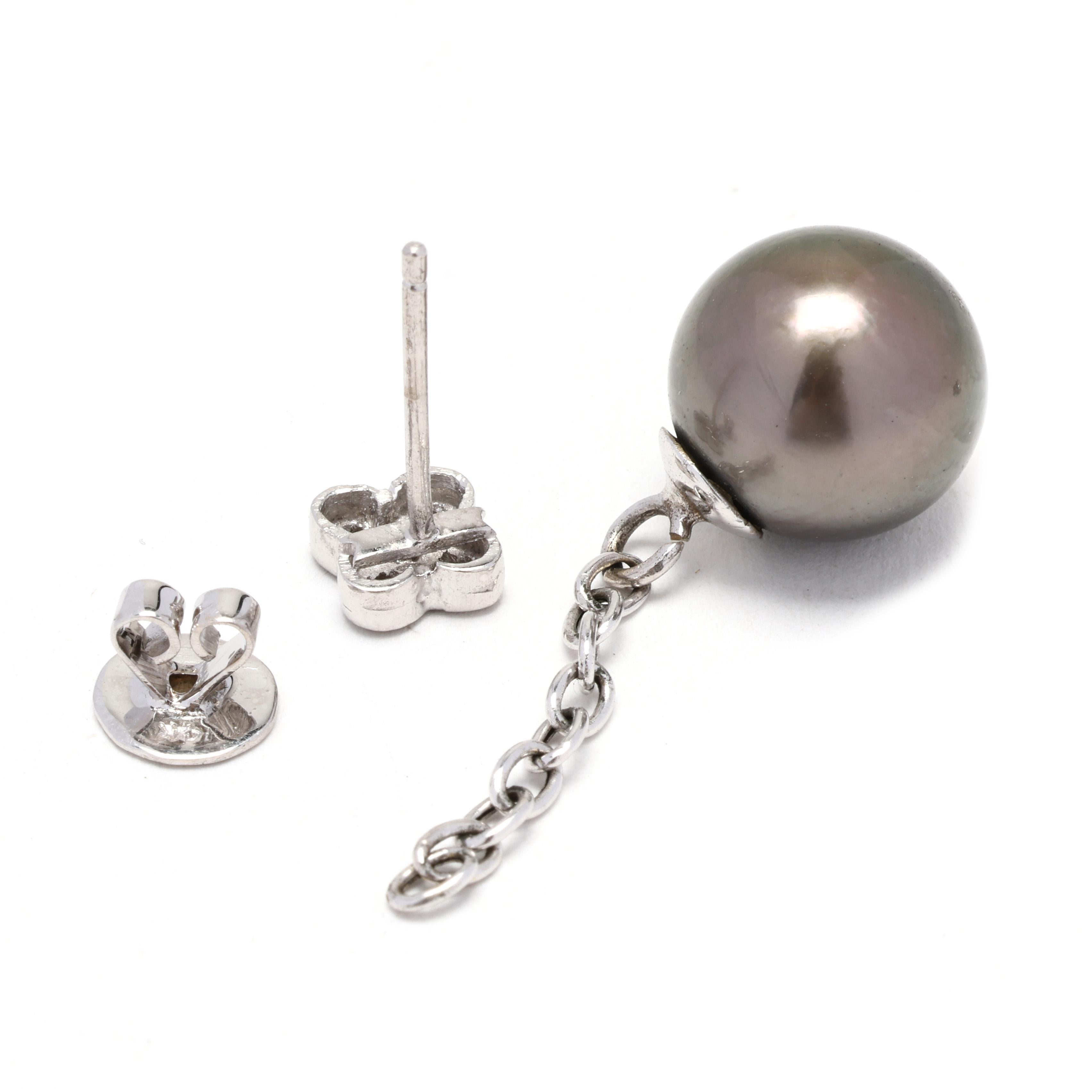 Piedras:
diamante
talla brillante redonda
1.4 mm
aproximadamente 0,10 quilates en total
color IJ, claridad I1-2
perla de tahití
cuenta redonda
12.5 mm

Longitud: 1.75 pulg.

Peso: 5,8 dwts / 9 gramos

Sellos: 