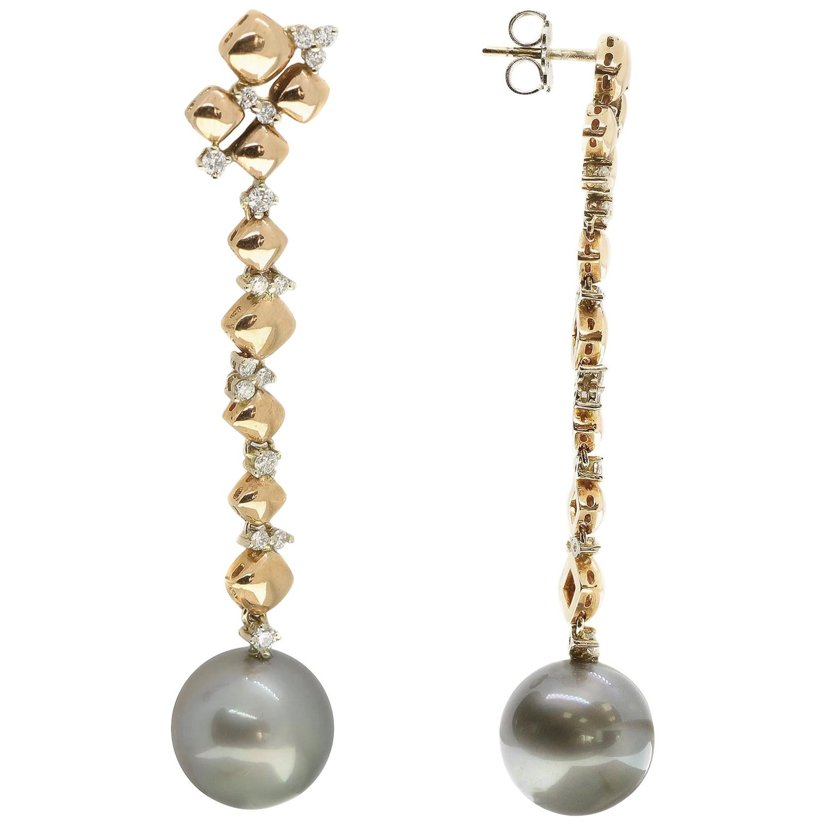Diese eleganten Ohrringe mit Tahiti-Perlen und weißen Diamanten wurden meisterhaft von Hand aus 18 Karat Weiß- und Roségold gefertigt. 

Diese 6,5 cm langen Postback-Ohrringe sind sowohl ein Kunstobjekt als auch ein kostbares Schmuckstück,