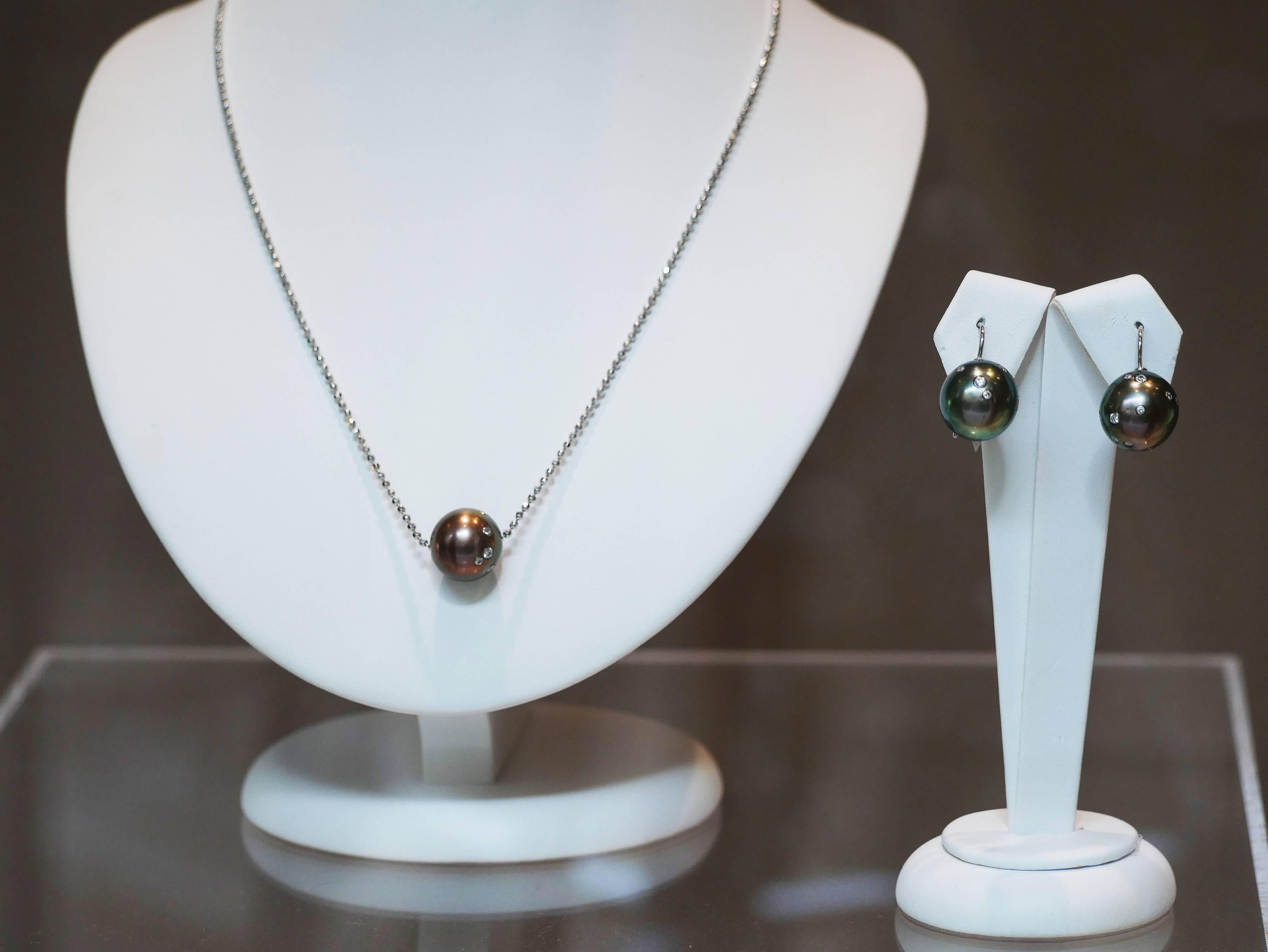 A enchanting Tahitian Pearl necklace intricately set with diamonds. 

Featuring 8 brilliant white diamonds exquisitely embedded in a Tahitian Pearl Pendant creating a vibrant sparkle reminiscent of radiant stars sparkling brilliantly in the night