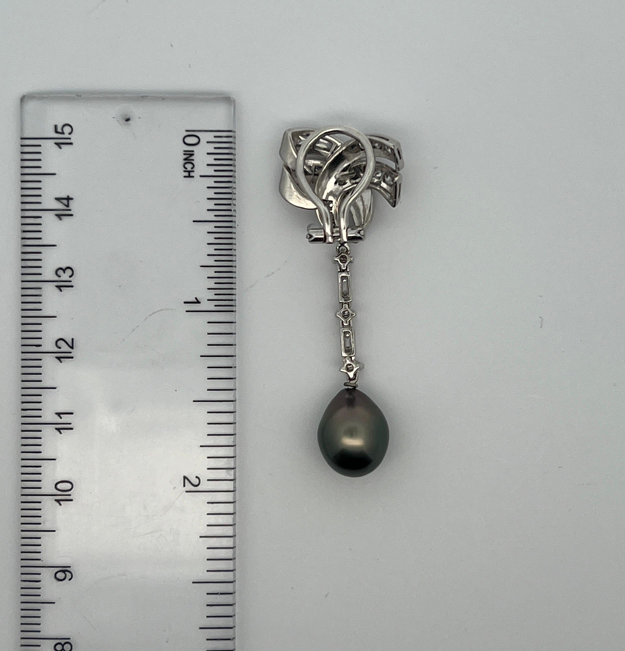 Tahitian Pearl and Diamond Earrings In Excellent Condition For Sale In New York, NY