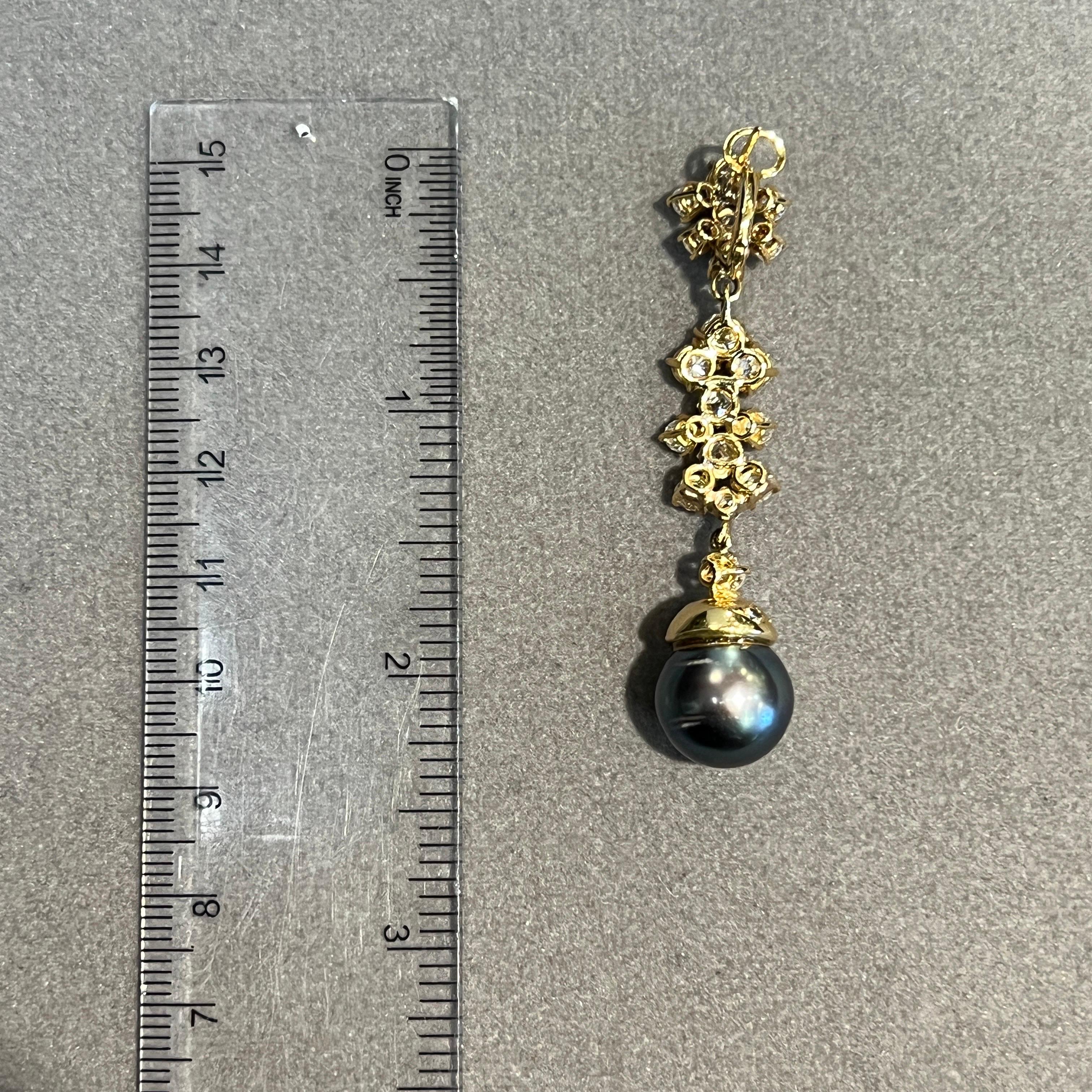Tahitian Pearl and Diamond Earrings In Excellent Condition For Sale In New York, NY