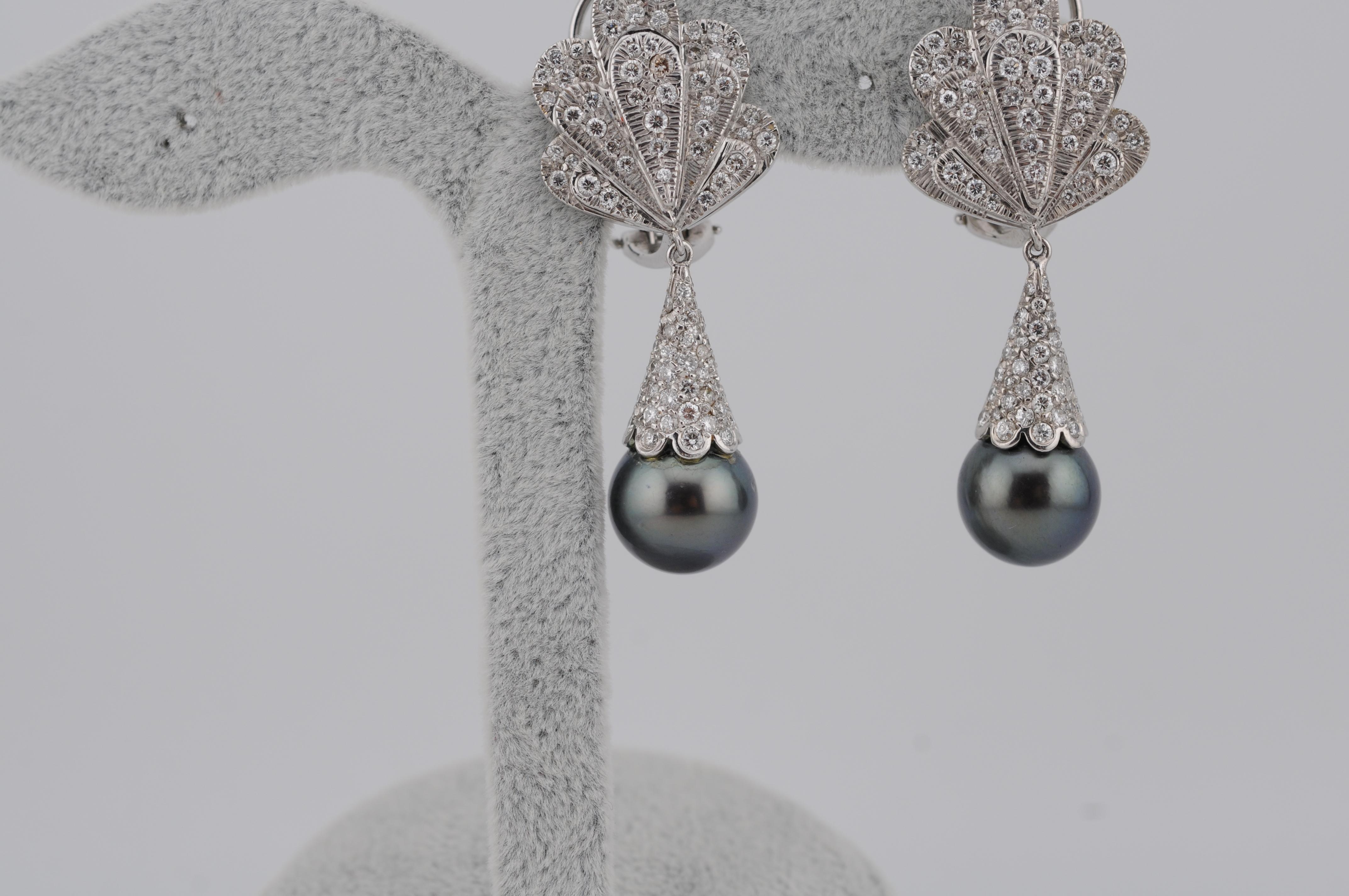 Orecchini con perle di Tahiti e diamanti in oro bianco 18 carati in vendita 2