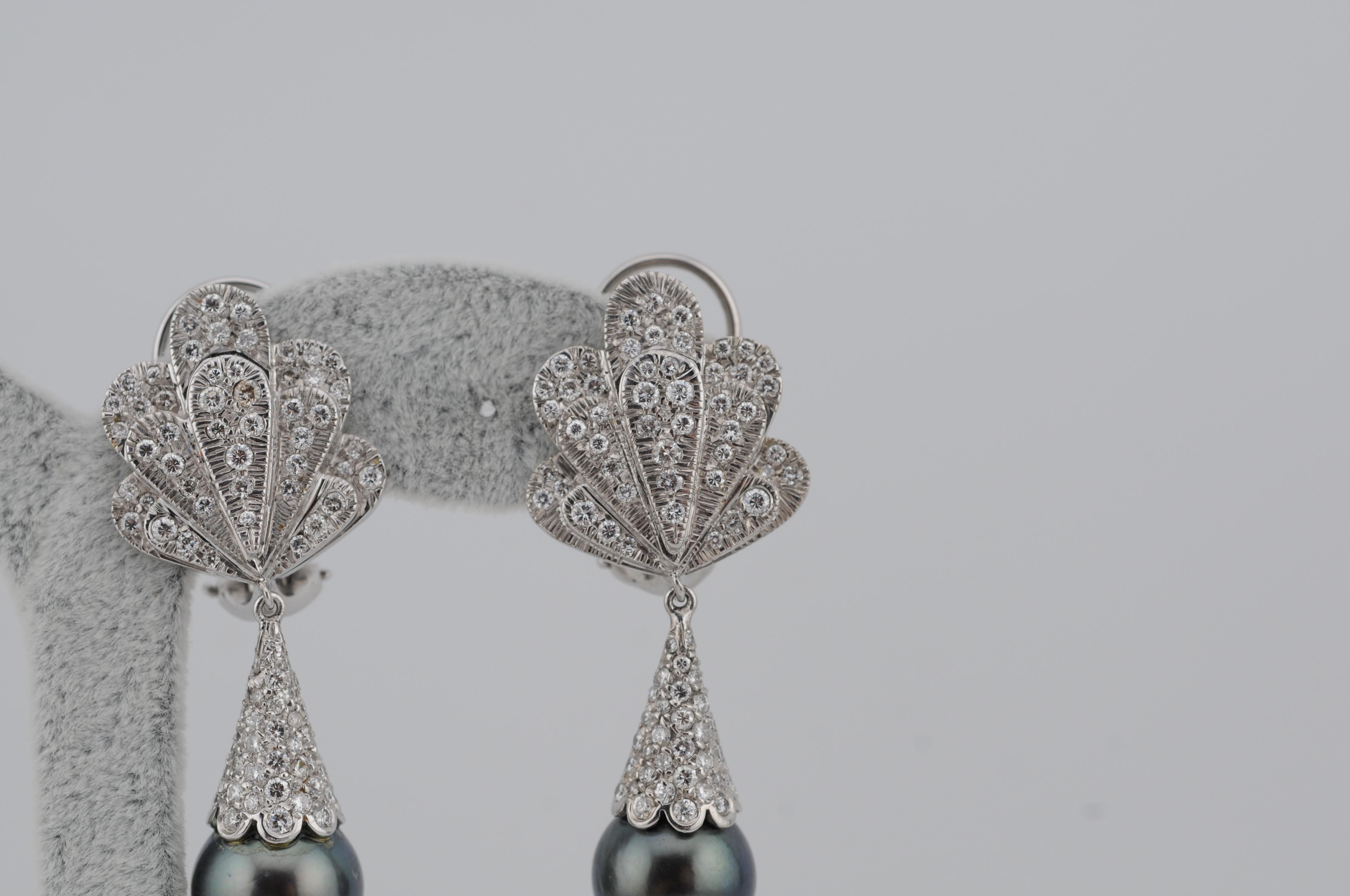 Orecchini con perle di Tahiti e diamanti in oro bianco 18 carati in vendita 3
