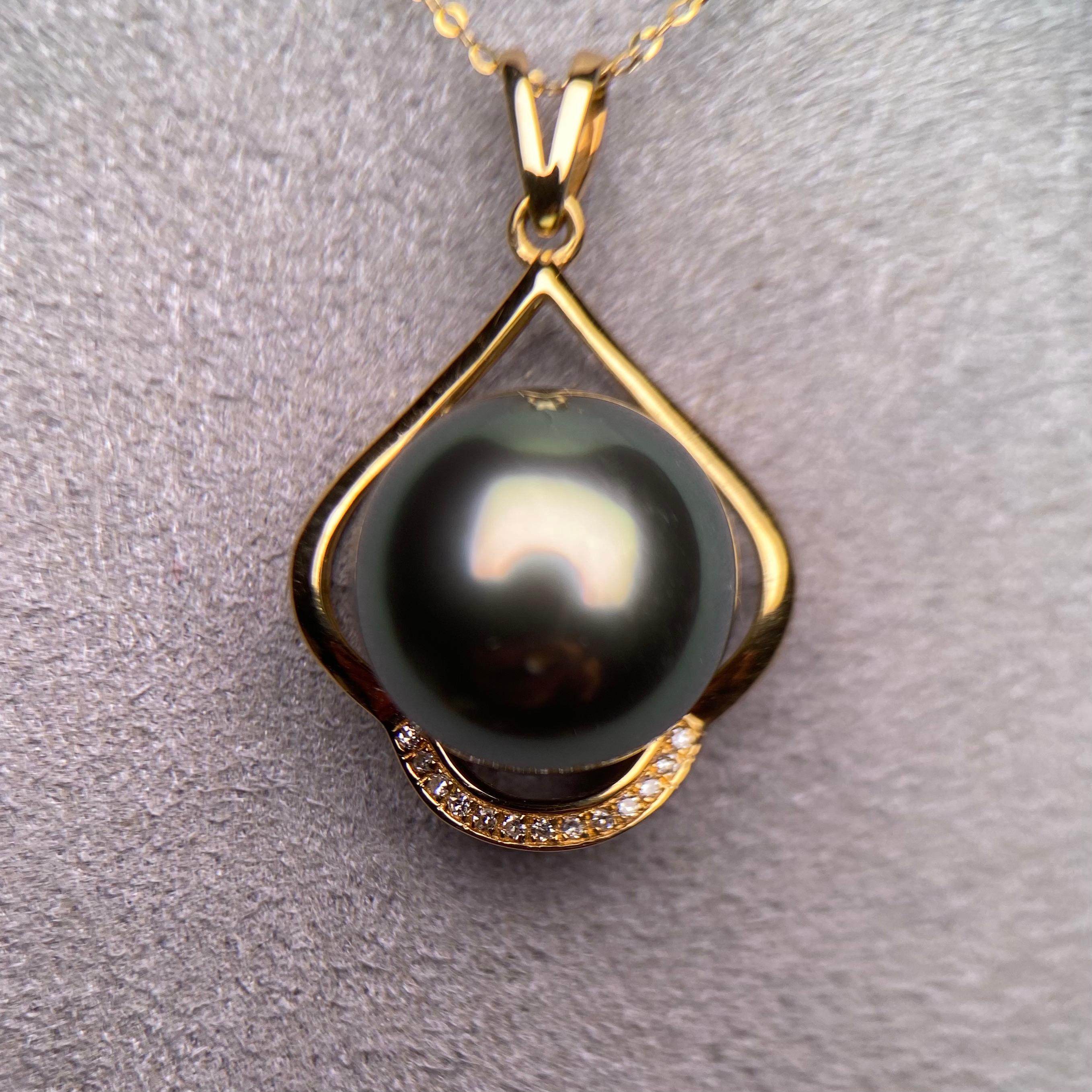 A 12.7 mm Dark Grey Colour Tahitian Pearl and Diamond Pendant in 18k Yellow Gold
It consists of a round Shape Tahitian Pearl with excellent Lustre and Very Minor Surface Blemish.
The Pearl is Dark Grey in colour with Green Overtone and Purple