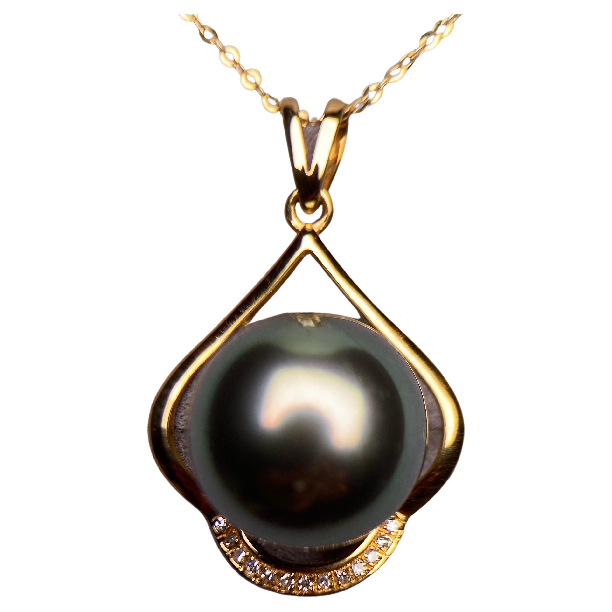 Tahitian Pearl and Diamond Pendant in 18k Gold