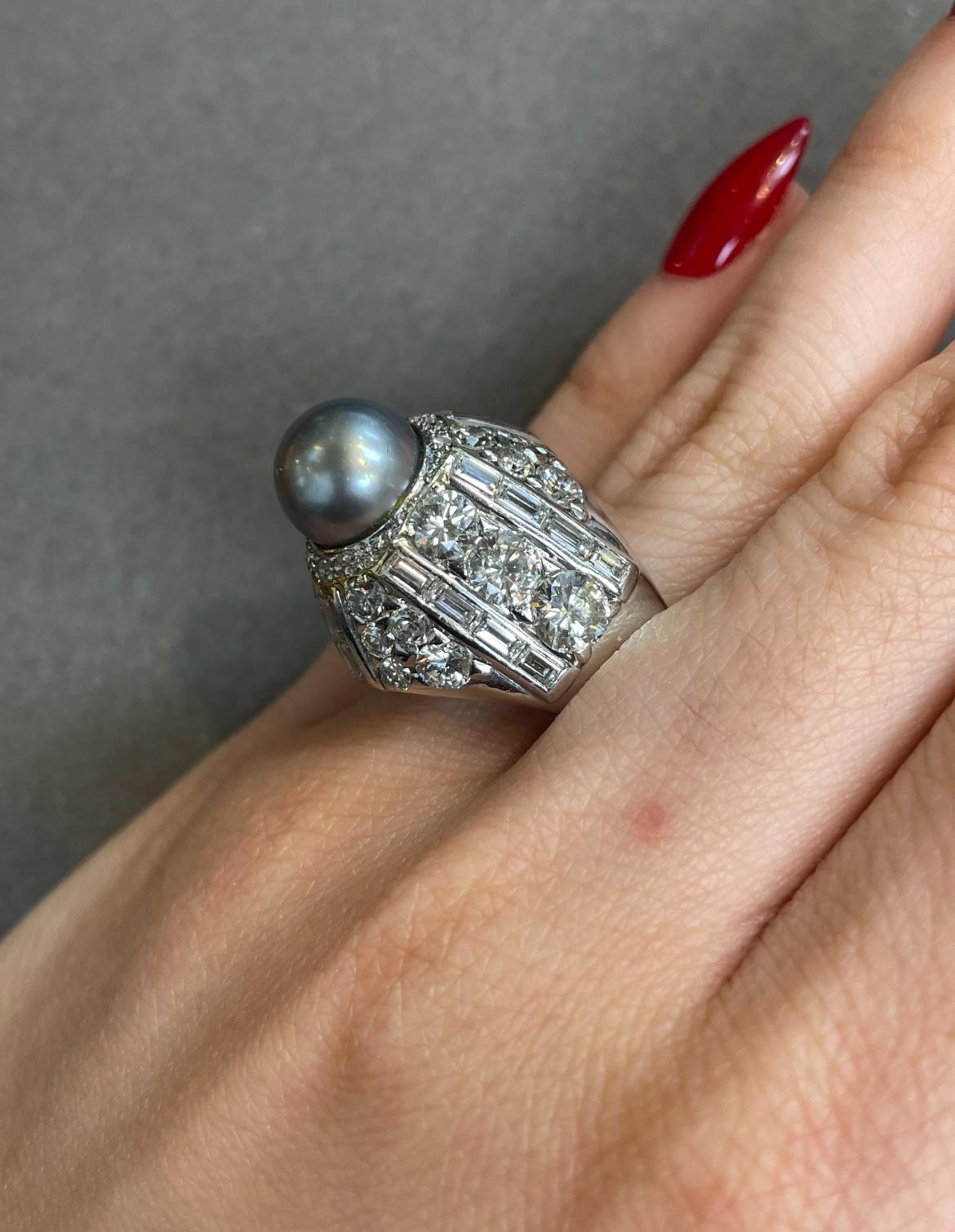 Tahiti-Perle und Diamant-Ring 

Ein Ring aus Weißgold, besetzt mit einer Tahiti-Perle und mit Diamanten im Baguette- und Rundschliff.

Ringgröße: 8.75
Kostenfreie Größenänderung 
Metall Typ: 14 Karat Gold