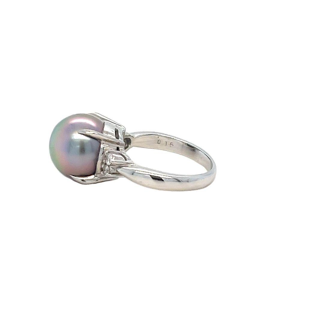 Platinring mit einer 12 mm großen Tahiti-Perle, akzentuiert durch 4 runde Diamanten im Brillantschliff mit einer Reinheit von SI2 und einer Farbe von H/I von insgesamt 0,15 Karat. Fingergröße 6,25. Beinhaltet einen Größenservice vor dem Versand, auf