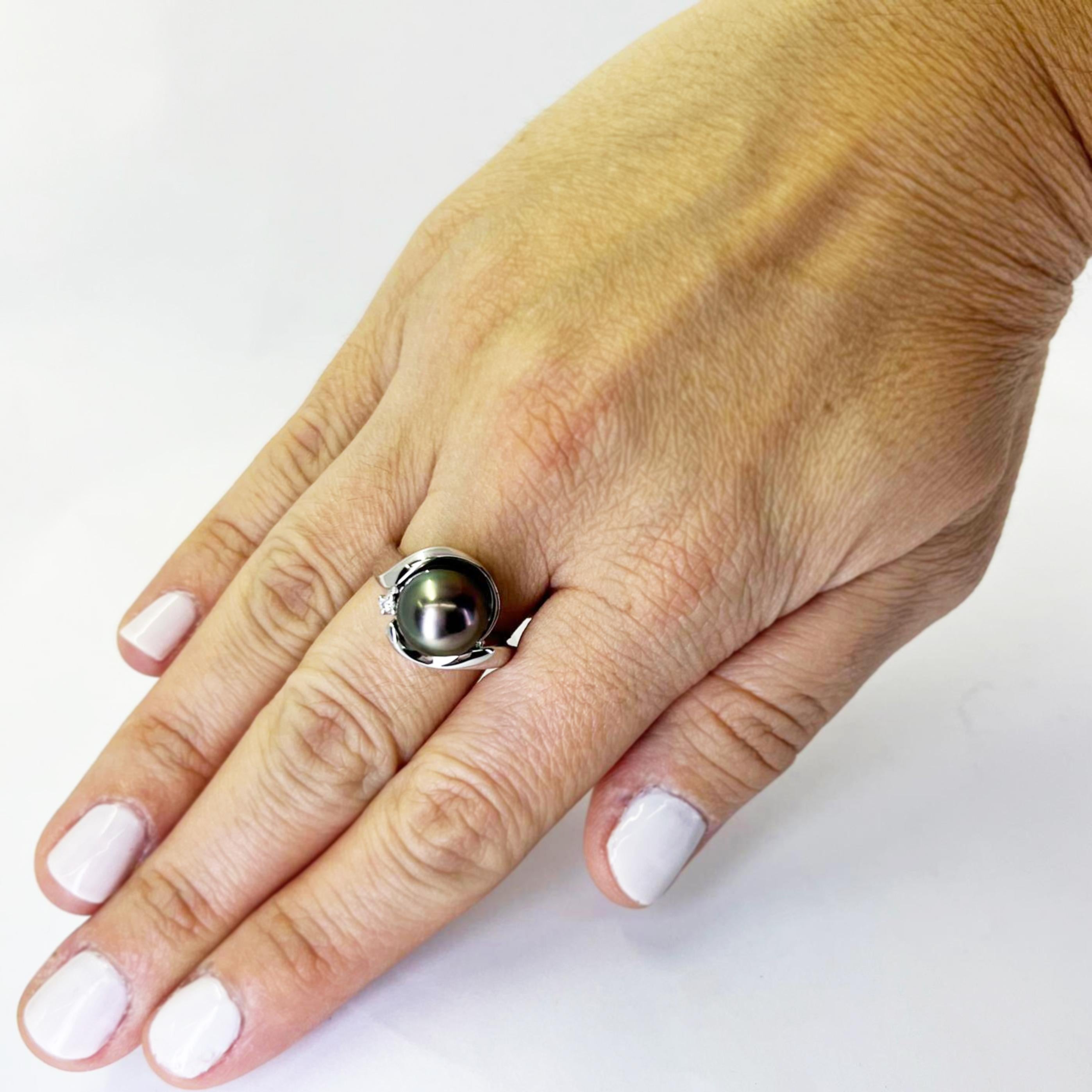 18 Karat Weißgold Ring mit einem 10,5 mm Tahiti-Zuchtperle akzentuiert durch eine 0,02 Karat runden Diamanten von SI Klarheit & G Farbe. Fingergröße 7. Enthält eine Größenbestimmung Service auf Anfrage, vor dem Versand. Das fertige Gewicht beträgt