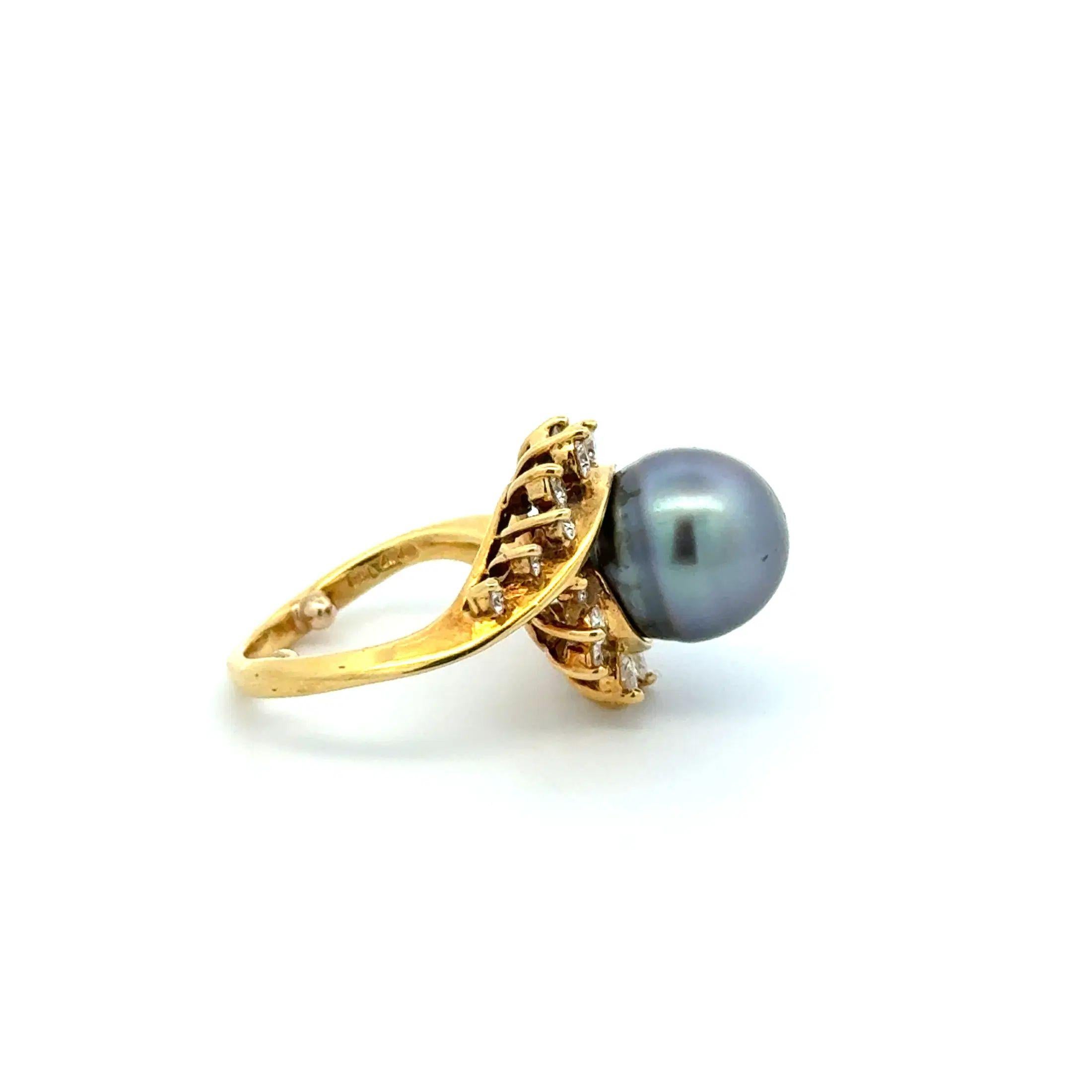 Semplicemente bello! Anello da cocktail in oro Kurt Wayne con perle e diamanti, finemente dettagliato. Al centro una perla da 10,8 mm saldamente incastonata. Circondato artisticamente da diamanti taglio Brilliante, per un peso di circa 0,80tcw.