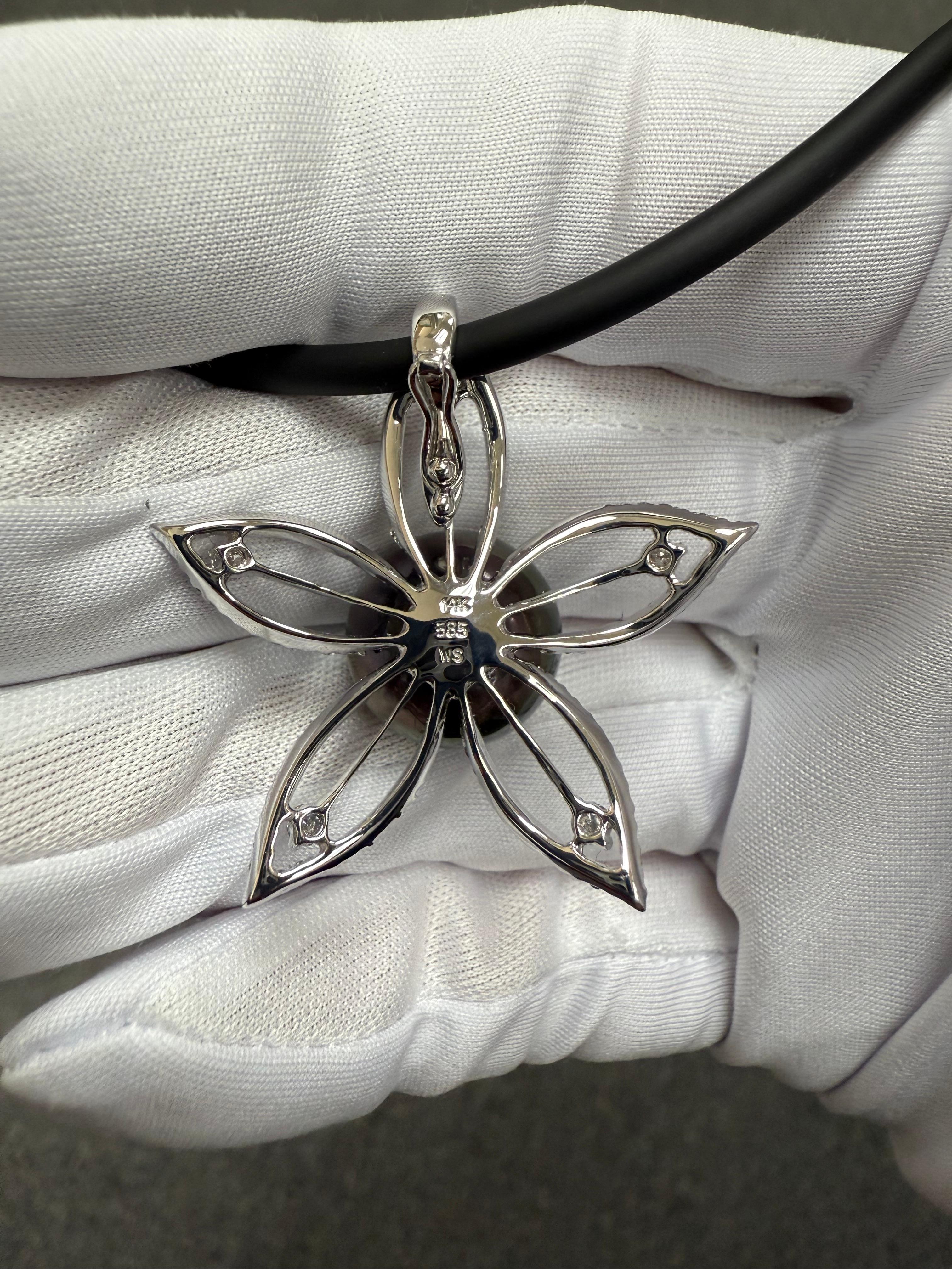 Collier pendentif en or blanc avec perles de Tahiti et diamants en vente 4