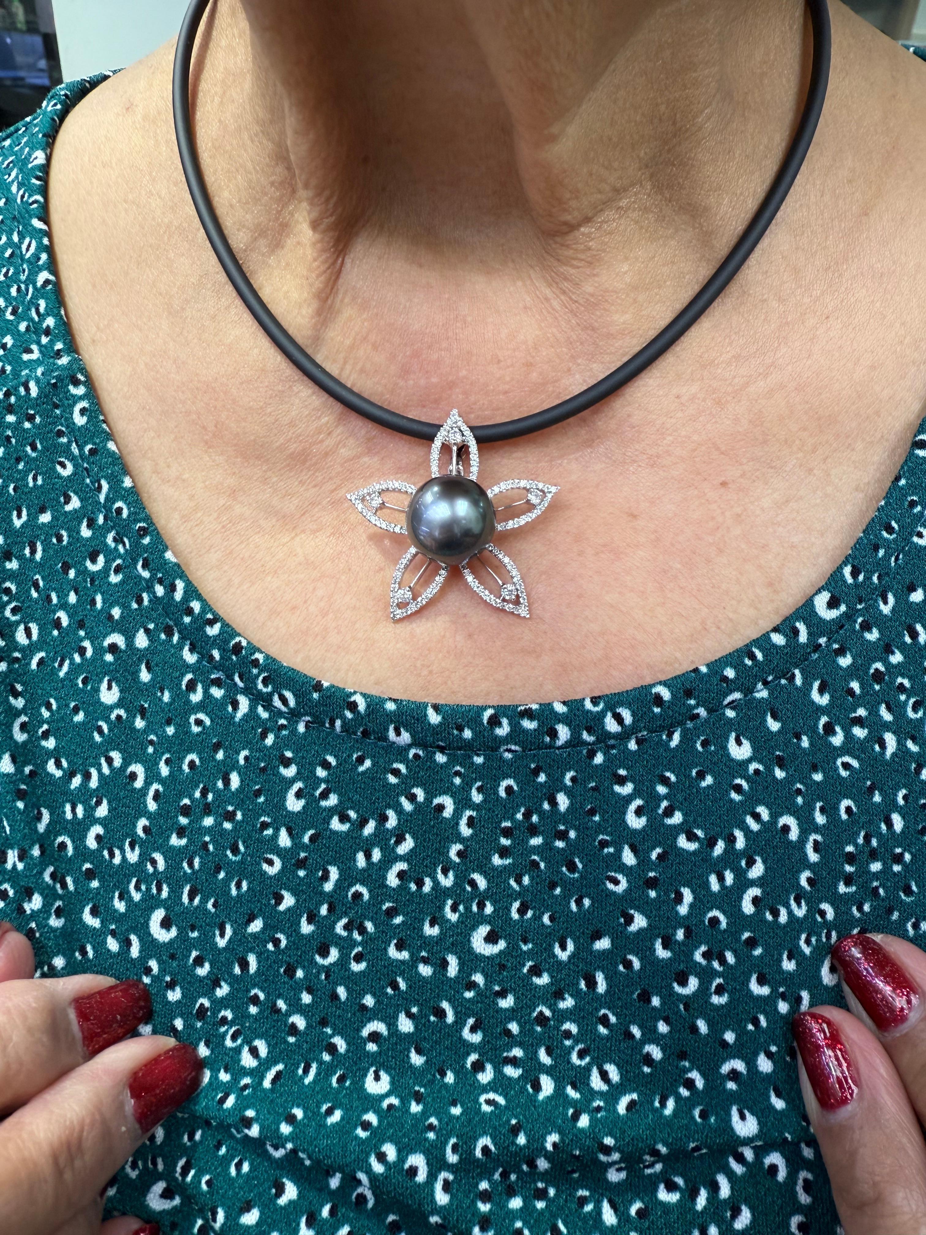 Collier pendentif en or blanc avec perles de Tahiti et diamants.

Le pendentif en perles de Tahiti et diamants a été réalisé en or blanc 14k. Ce pendentif est tout à fait unique.  Il s'agit d'une étoile stylisée à 5 branches ou d'une étoile de mer.