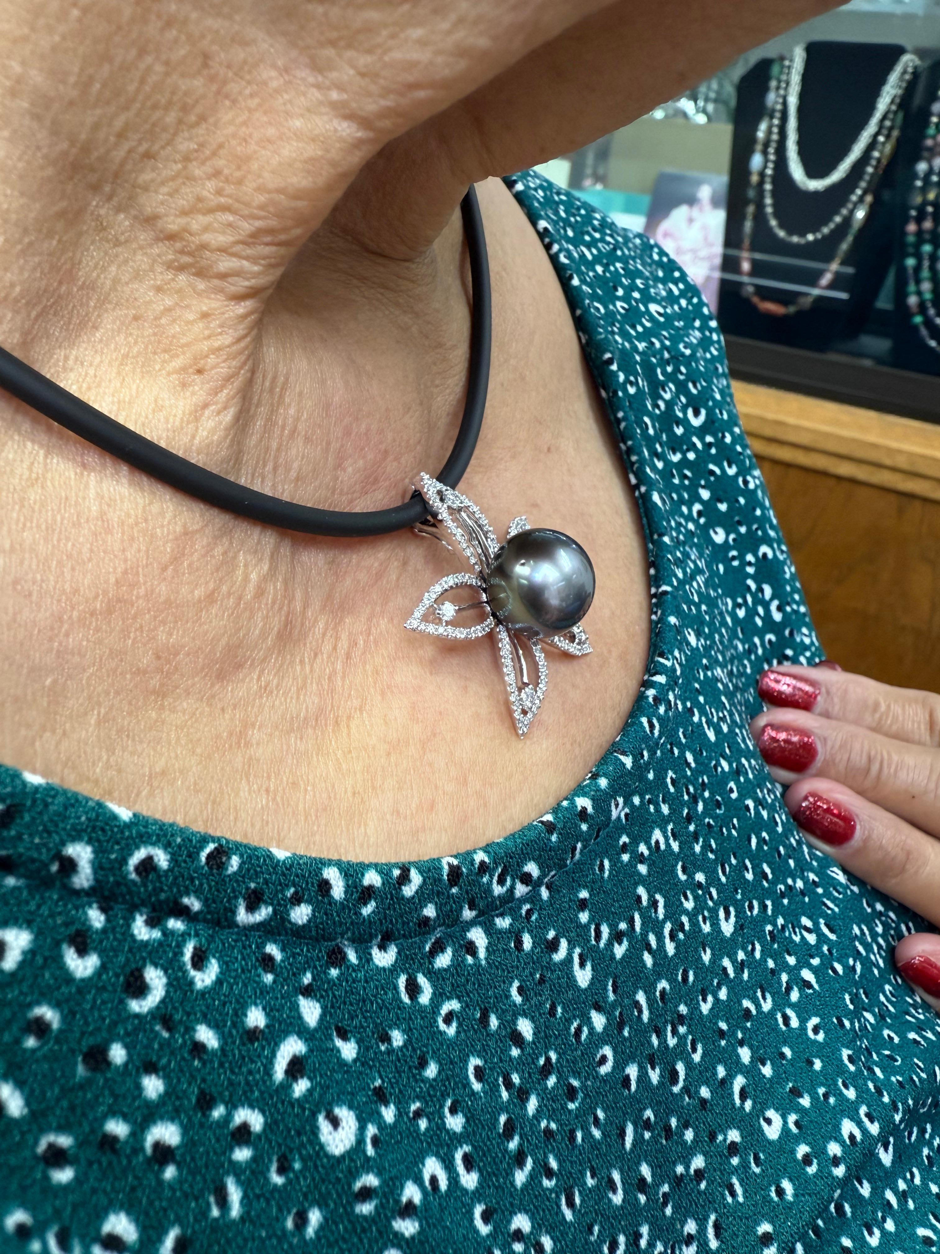 Contemporain Collier pendentif en or blanc avec perles de Tahiti et diamants en vente