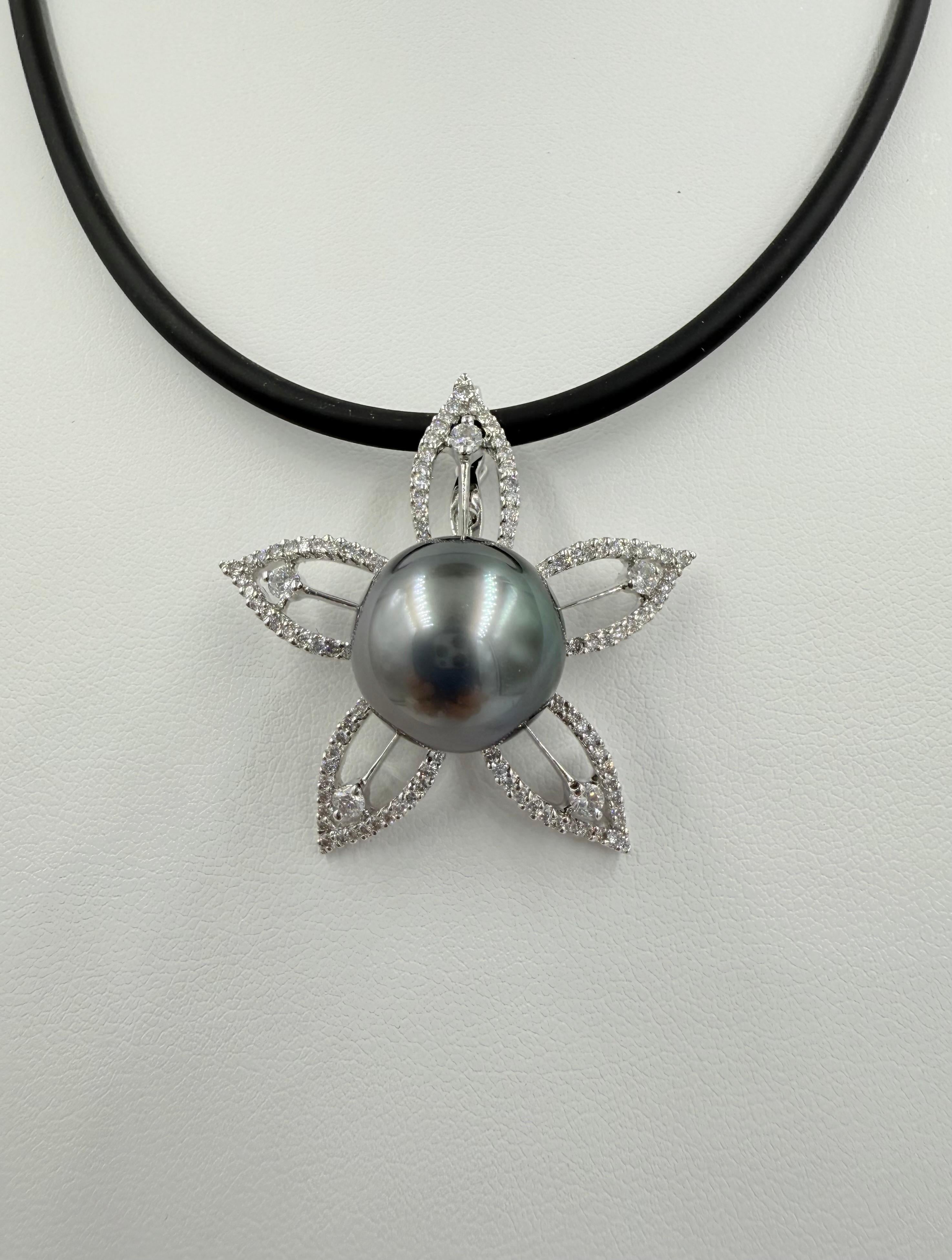 Taille ronde Collier pendentif en or blanc avec perles de Tahiti et diamants en vente