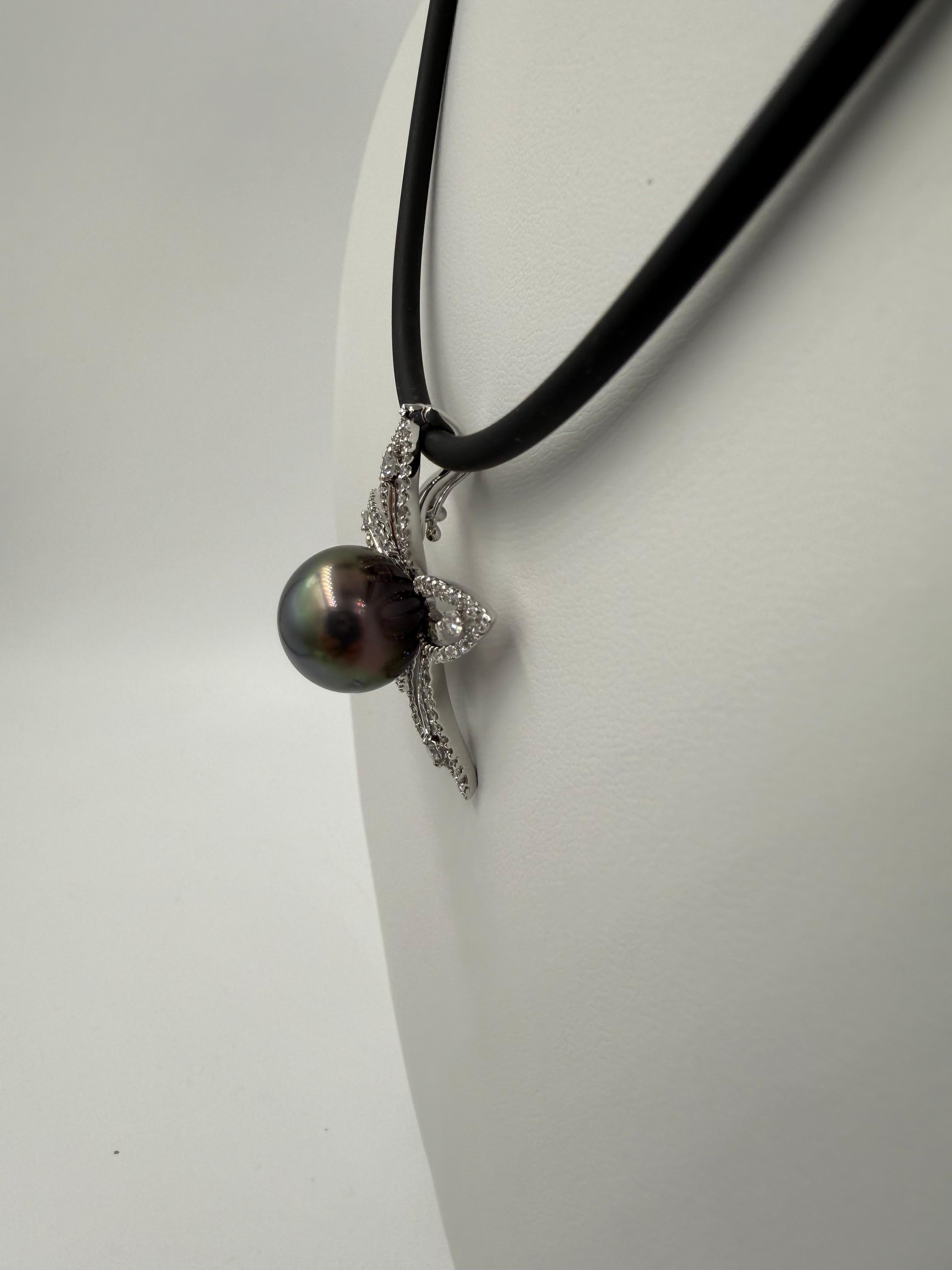 Collier pendentif en or blanc avec perles de Tahiti et diamants Bon état - En vente à Los Angeles, CA