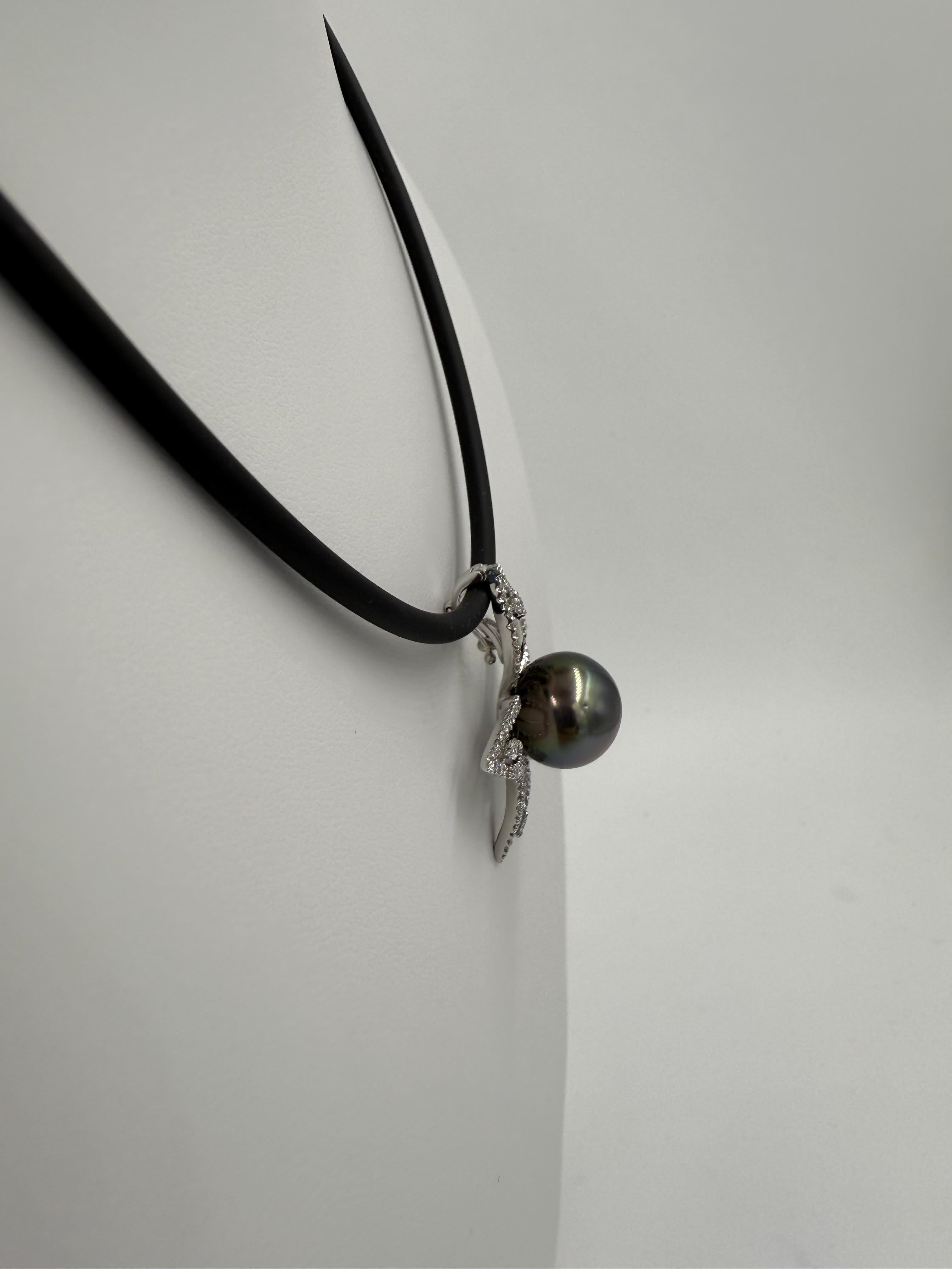 Collier pendentif en or blanc avec perles de Tahiti et diamants Unisexe en vente