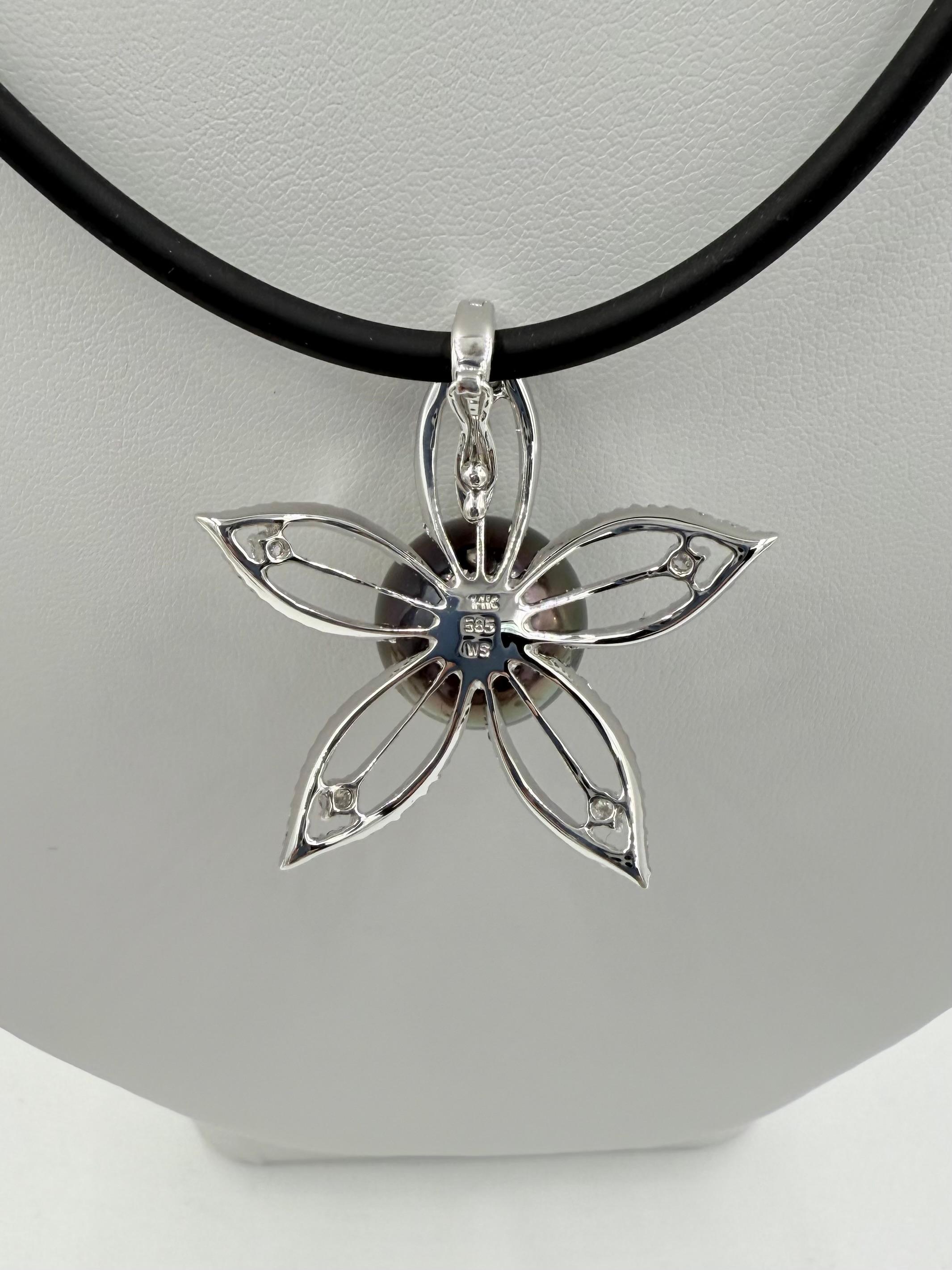 Collier pendentif en or blanc avec perles de Tahiti et diamants en vente 1