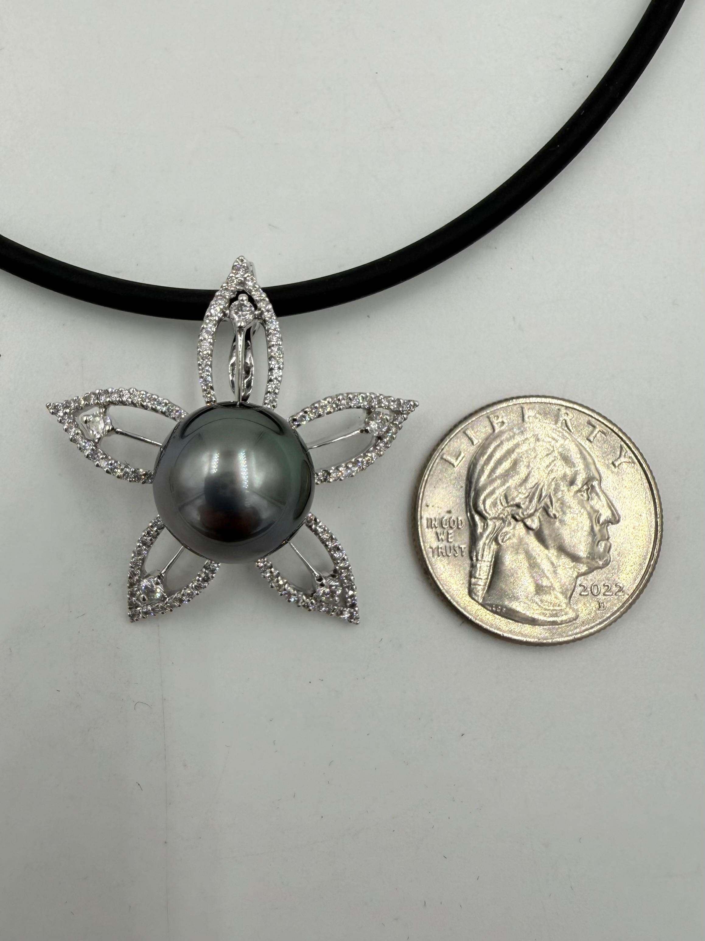 Collier pendentif en or blanc avec perles de Tahiti et diamants en vente 2