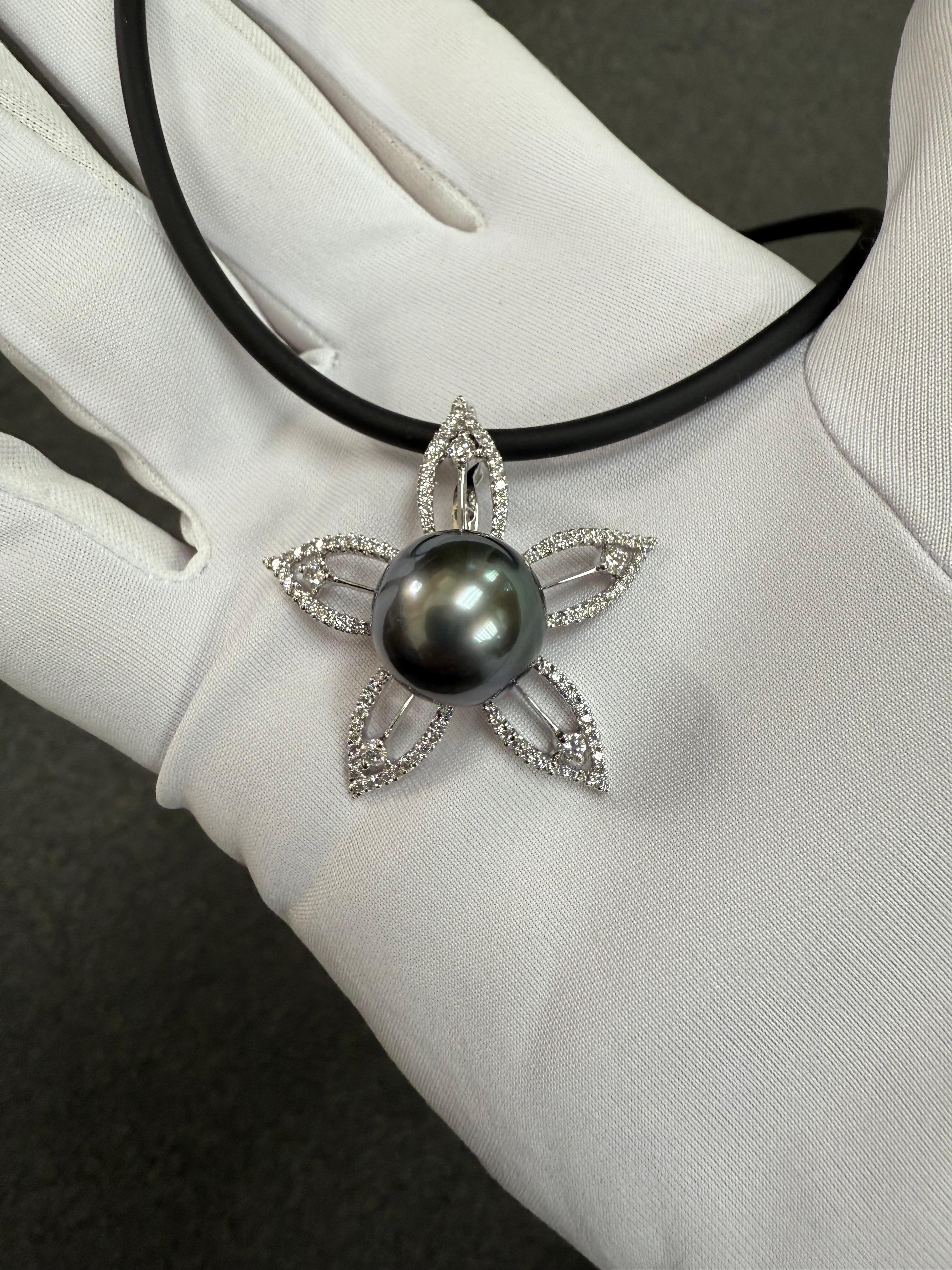 Collier pendentif en or blanc avec perles de Tahiti et diamants en vente 3