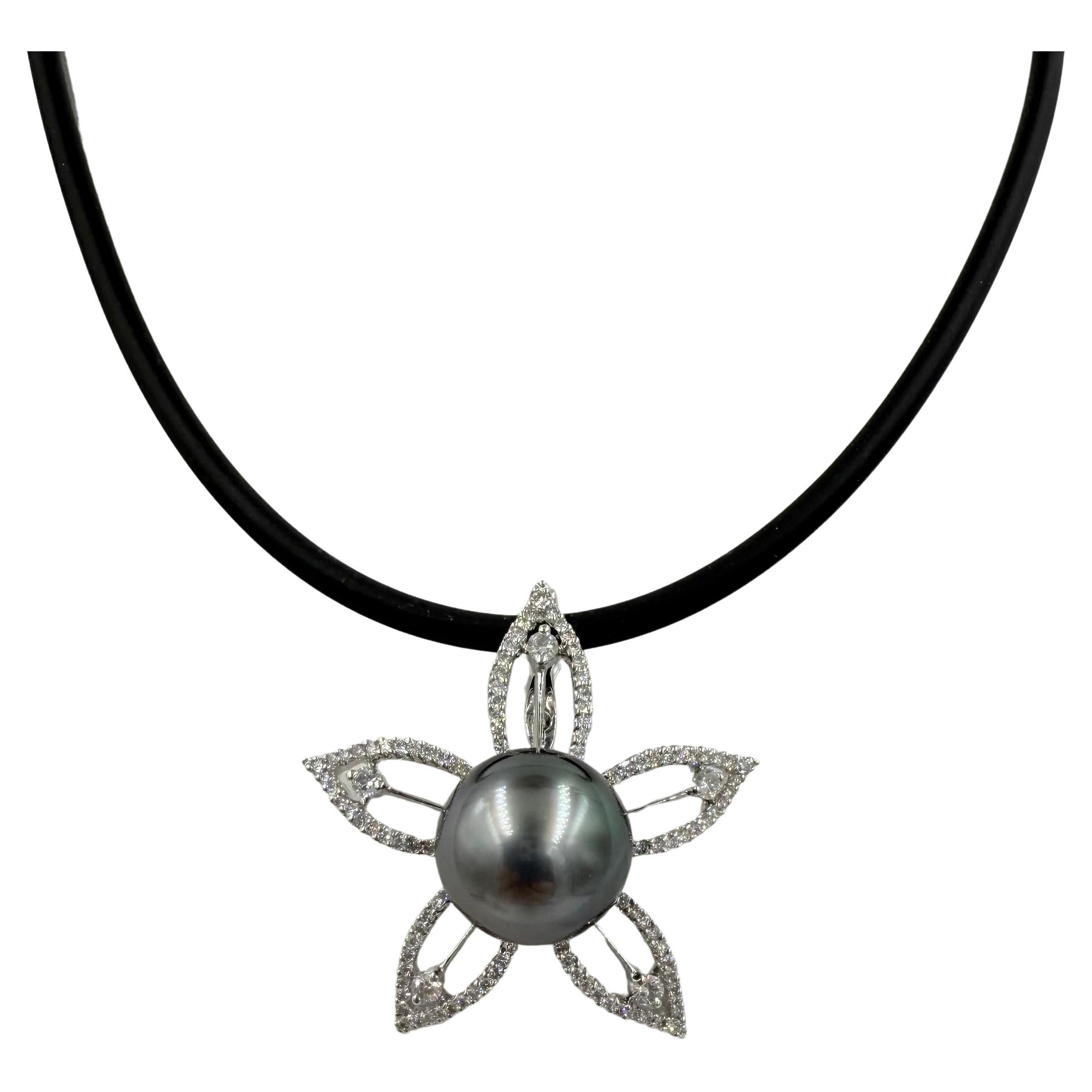 Collier pendentif en or blanc avec perles de Tahiti et diamants en vente