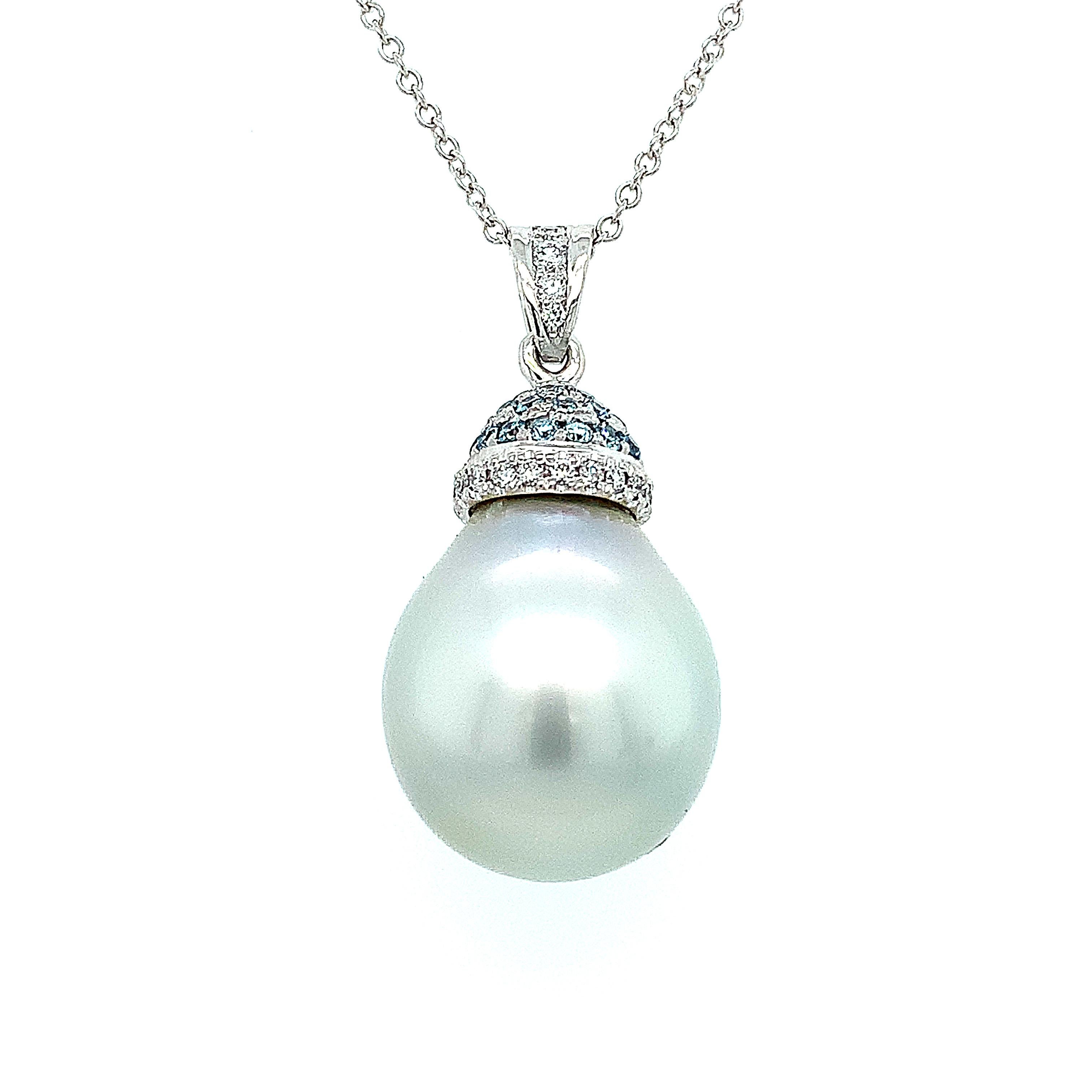 Pendentif art déco en forme de poire en or blanc 18k, perle de Tahiti et diamants
Perle de culture de Tahiti en forme de poire de couleur bleu gris clair mesurant environ 22x16mm avec des diamants de taille ronde d'un poids total de 0.78ct couleur F