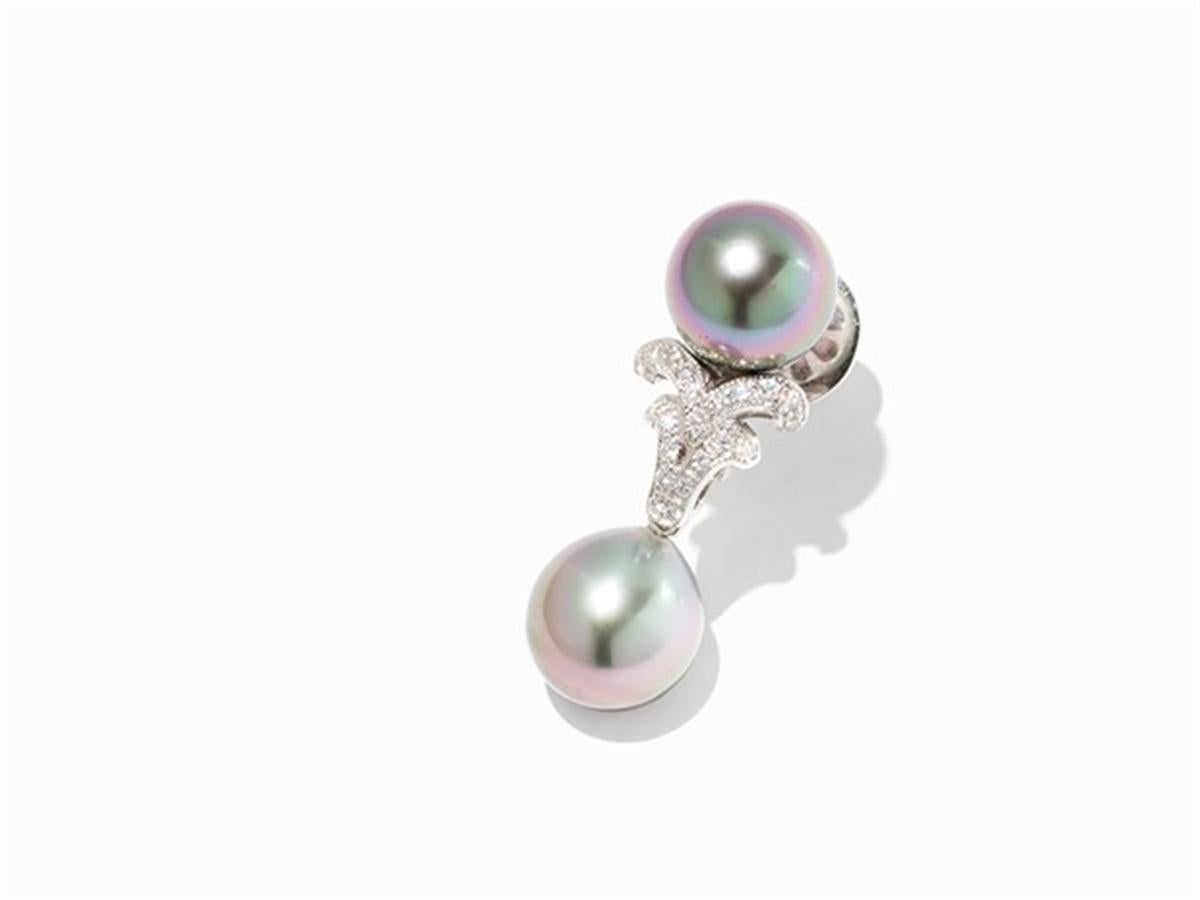 - 18 carat white gold
- hallmarked with fineness
- 4 very fine Tahitian pearls with purple overtones of approx. 9.5 mm diameter each
- 42 brilliant-cut diamonds of ca. 0,22 ct., Millegriffes setting
- dimensions: 2,8 x 0,9 cm
- Total weight: approx.