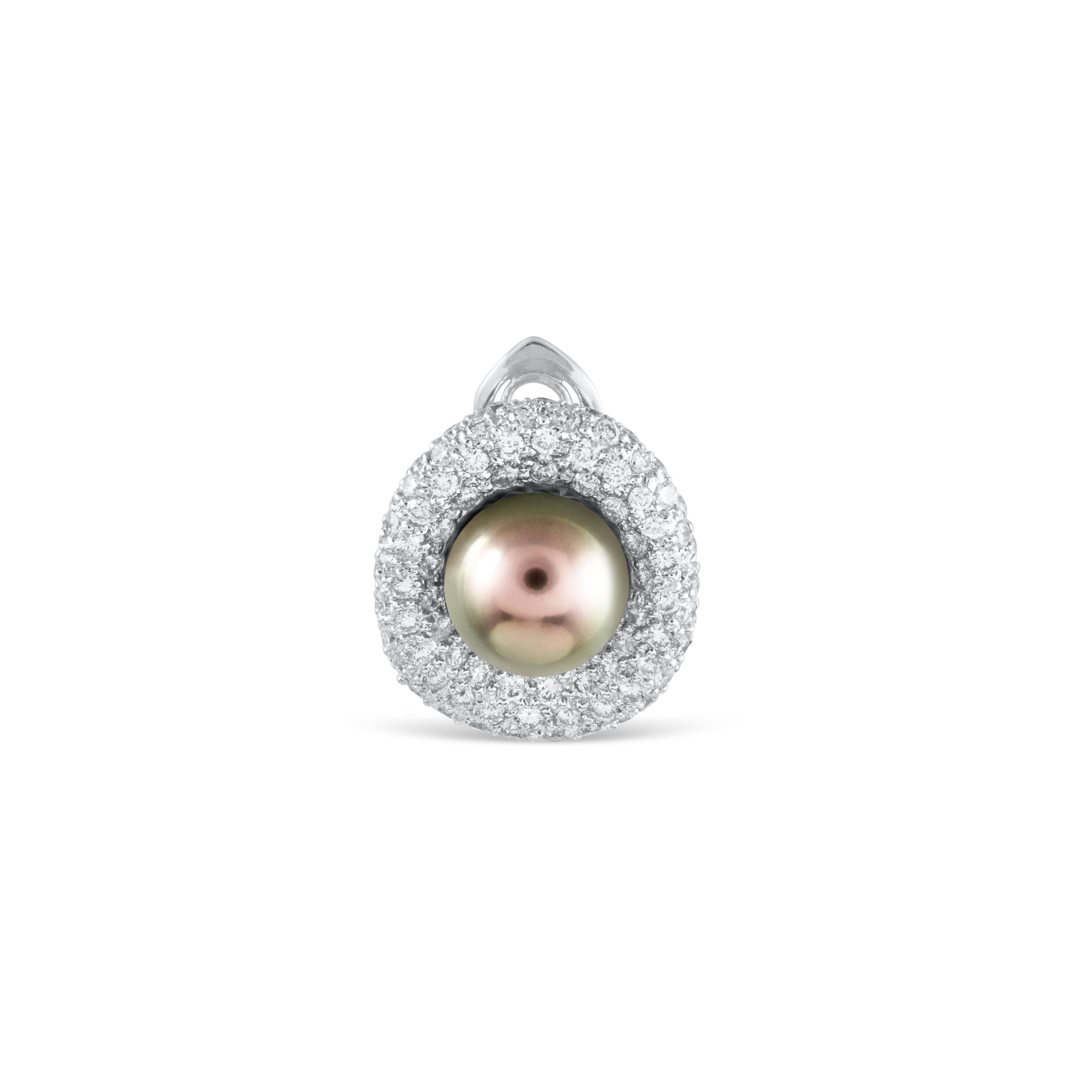 Diese anmutigen Ohrringe bestehen aus wunderschönen 9,5 Millimeter großen Tahiti-Perlen, die elegant von einem funkelnden, mikrogefassten Diamanten umgeben sind. Die Diamanten wiegen insgesamt 3.26 Karat. Hergestellt in 18K Weißgold

Stil in