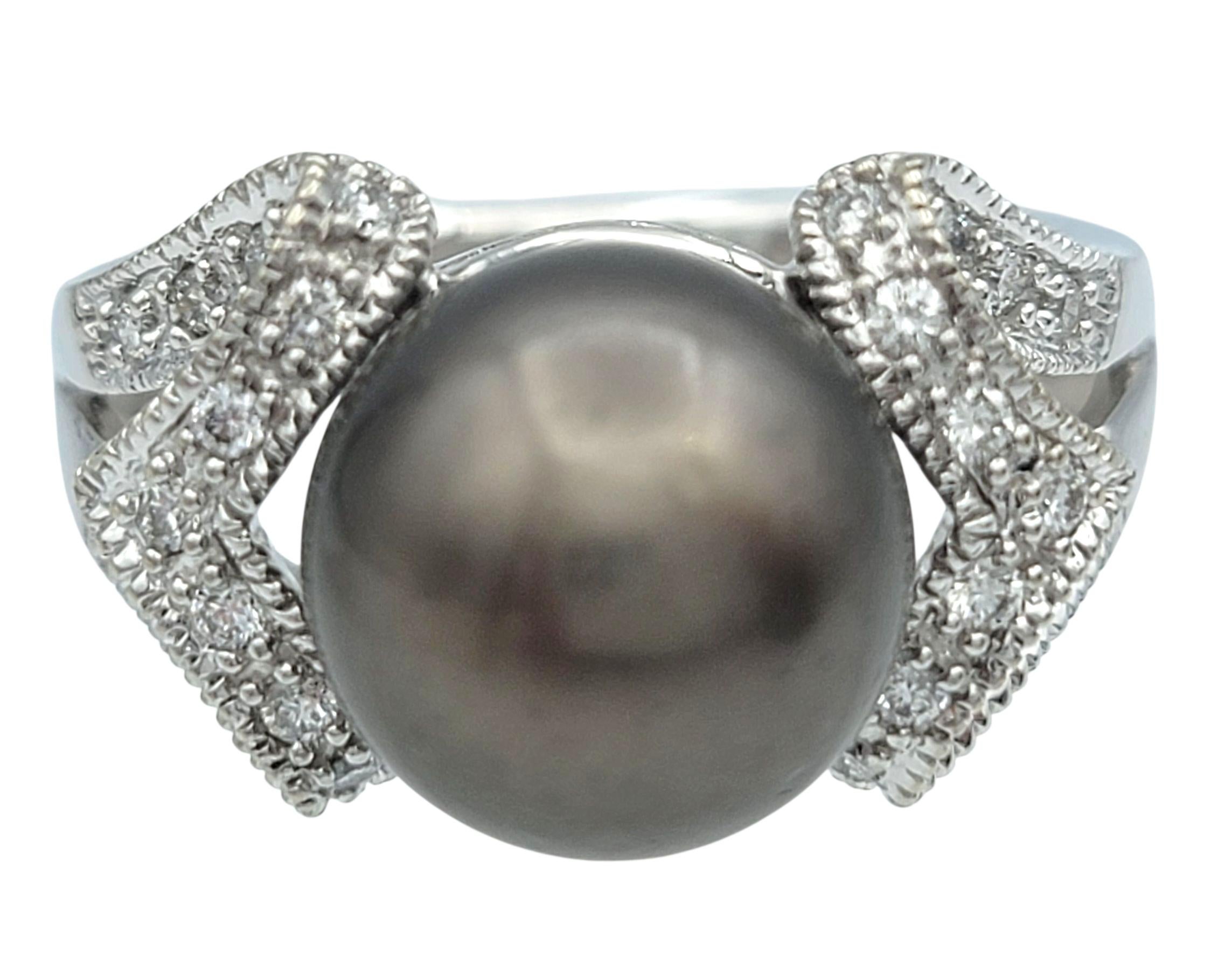 Tamaño del anillo: 5.5 

Este cautivador anillo tiene como pieza central luminosa una perla cultivada de Tahití de color gris oscuro, que destila elegancia con su superficie lisa y brillante. La perla está enmarcada por un reluciente pavé de