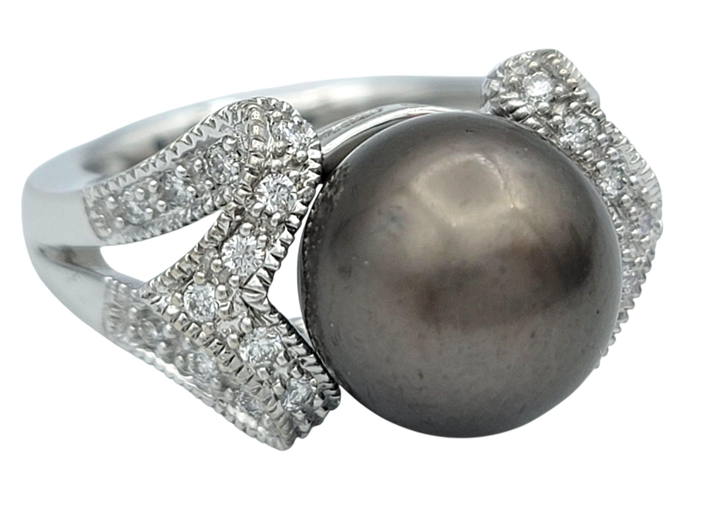Anillo de cóctel con perla de Tahití y pavé de diamantes en oro blanco de 14 quilates Contemporáneo en venta