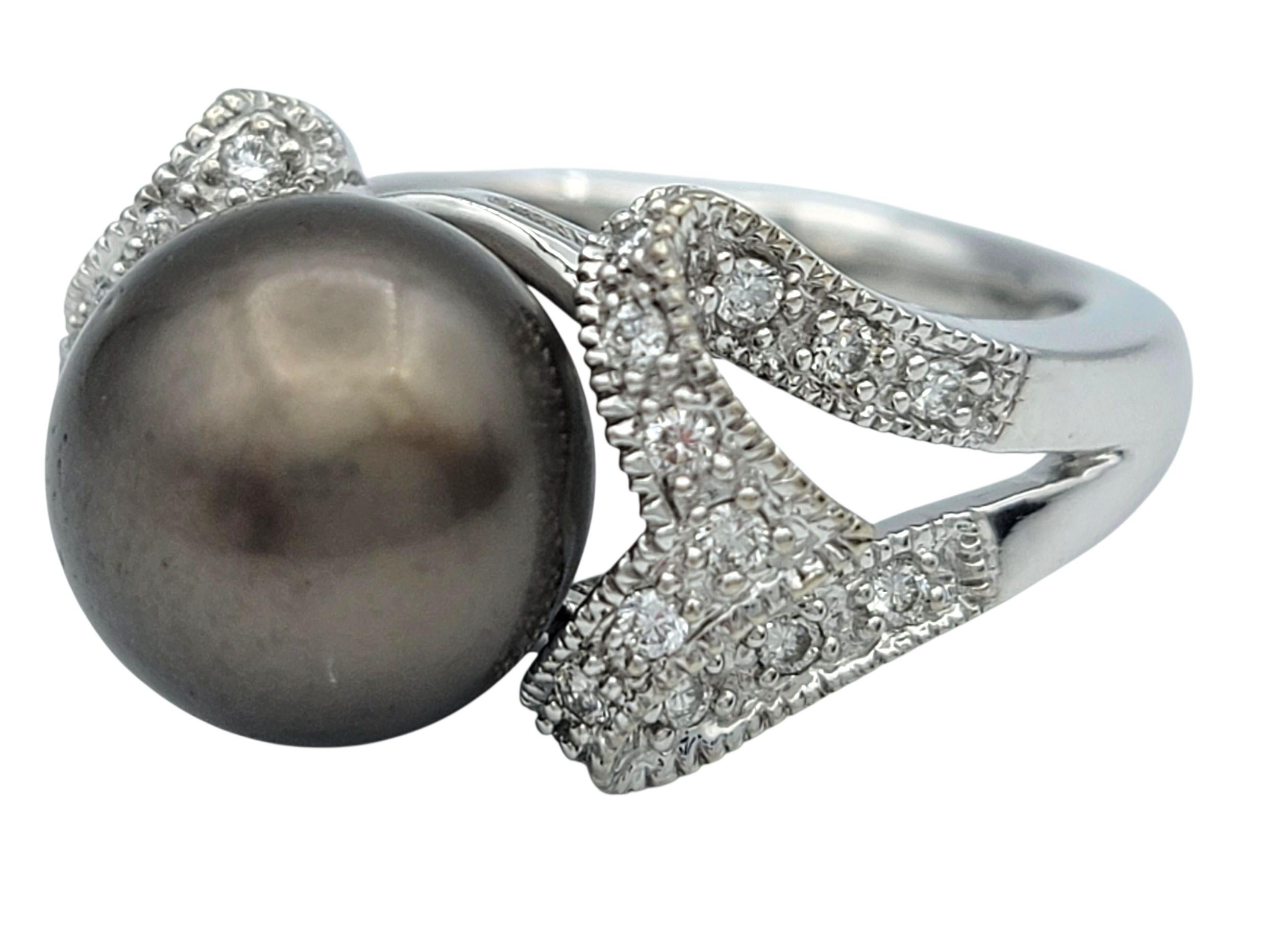 Anillo de cóctel con perla de Tahití y pavé de diamantes en oro blanco de 14 quilates Corte redondo en venta