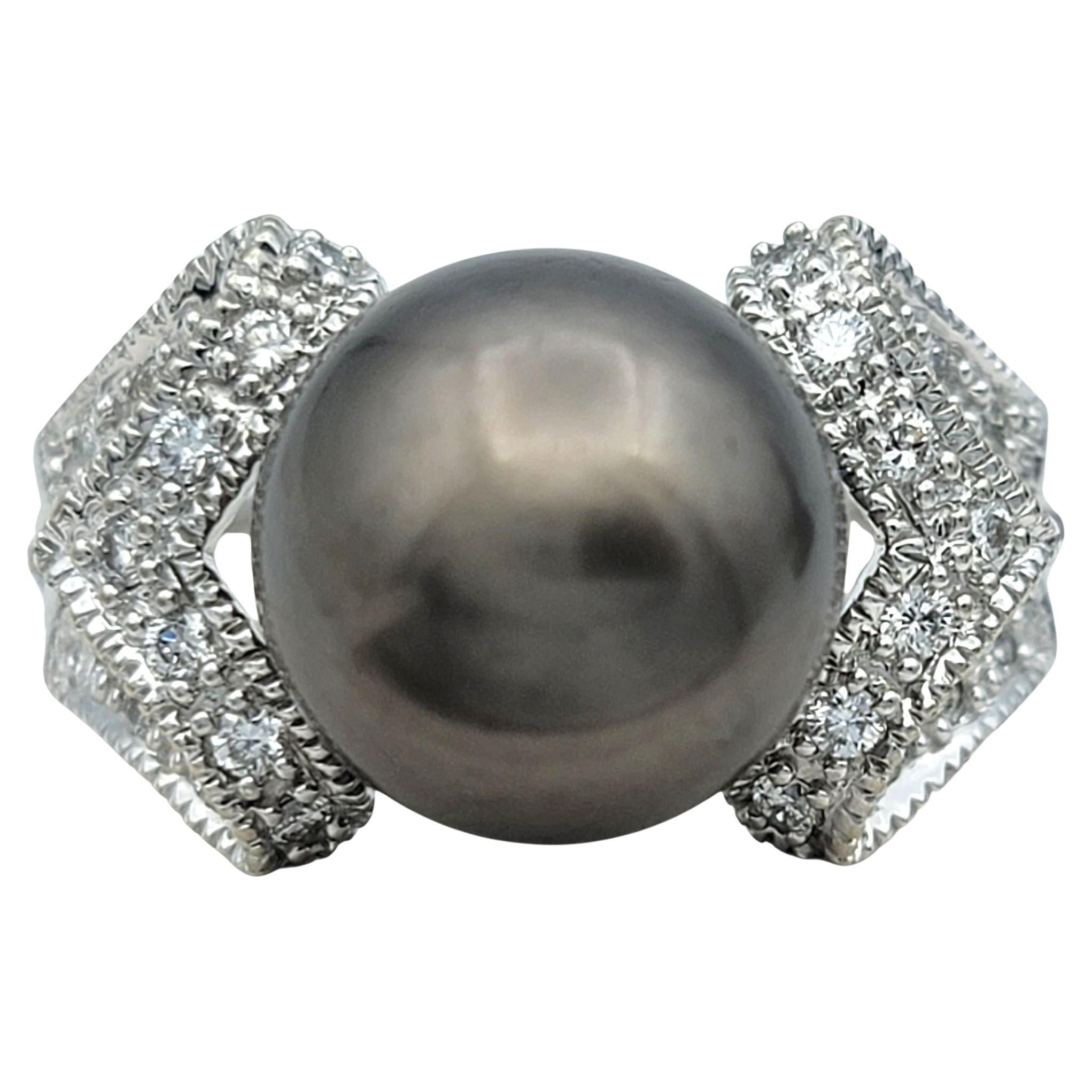 Anillo de cóctel con perla de Tahití y pavé de diamantes en oro blanco de 14 quilates en venta