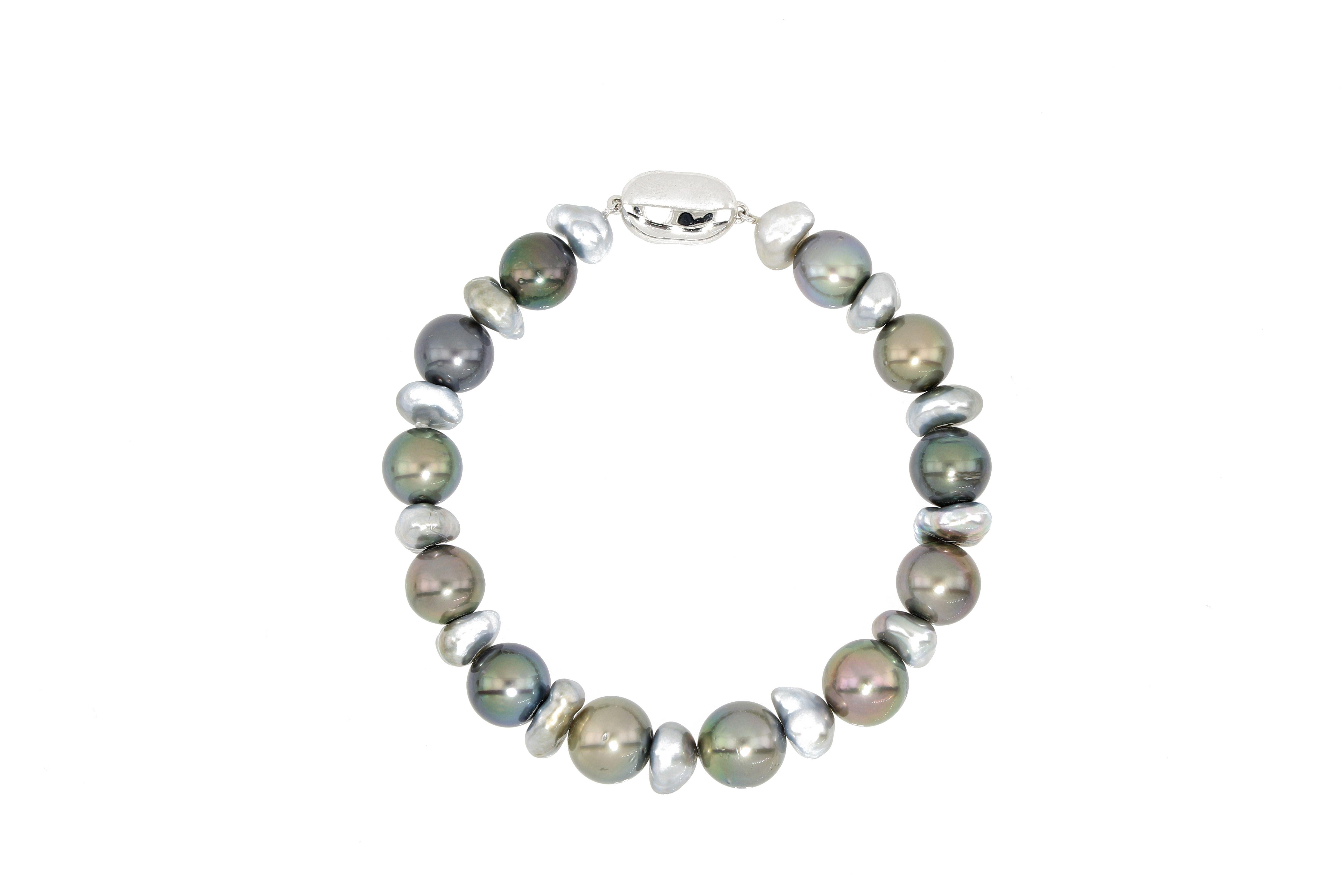 A very beautiful  pearl bracelet with 25 pieces of natural colour Tahitian pearls, from 8mm to 11mm in diameter, with 12 pieces being round, smooth and of very good luster, the other 13 pieces being irregular shaped keshi pearls in silvery grayish
