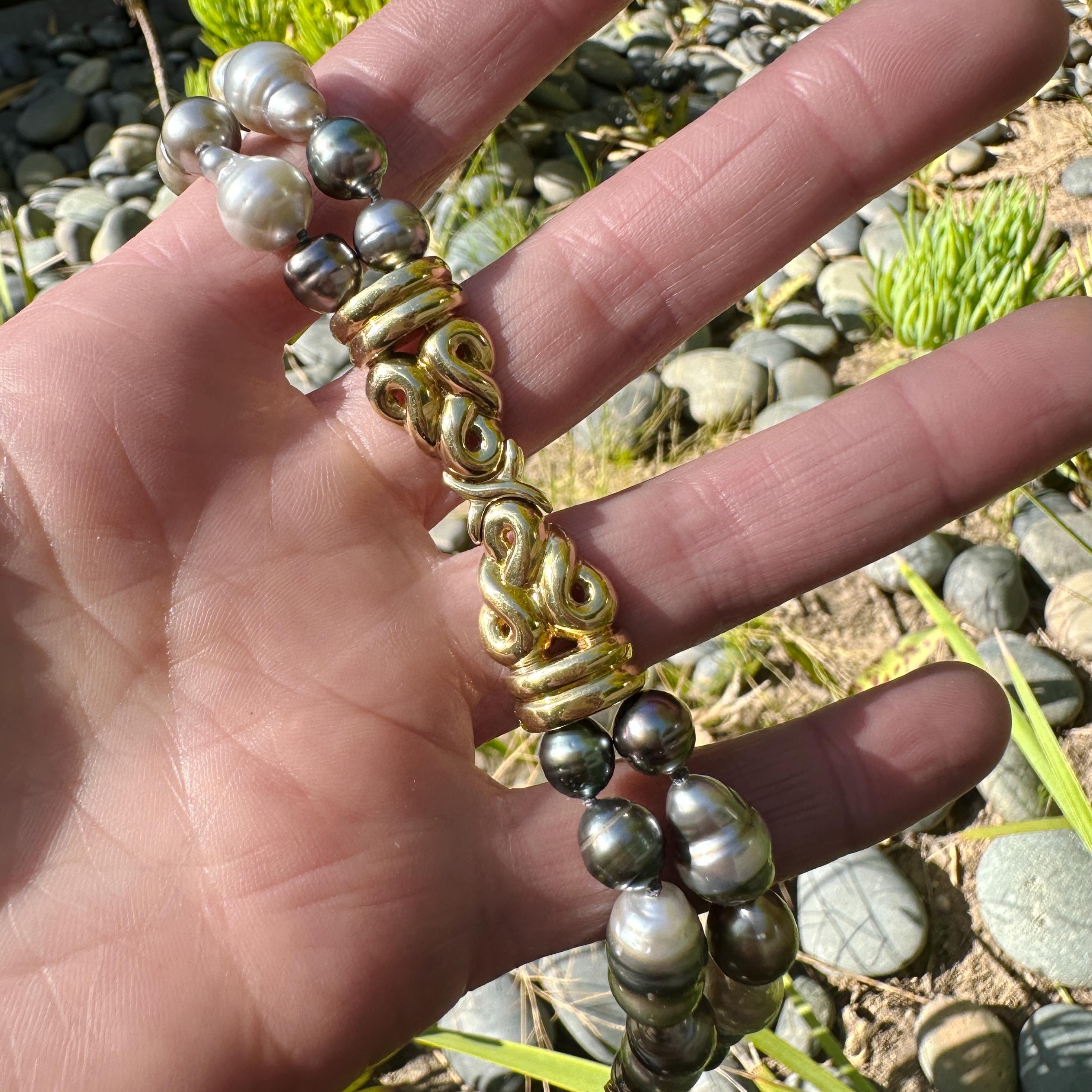 Tahitian Pearl Bracelet with Mixed Sizes & Colors and 18K Gold Centerpiece For Sale 4