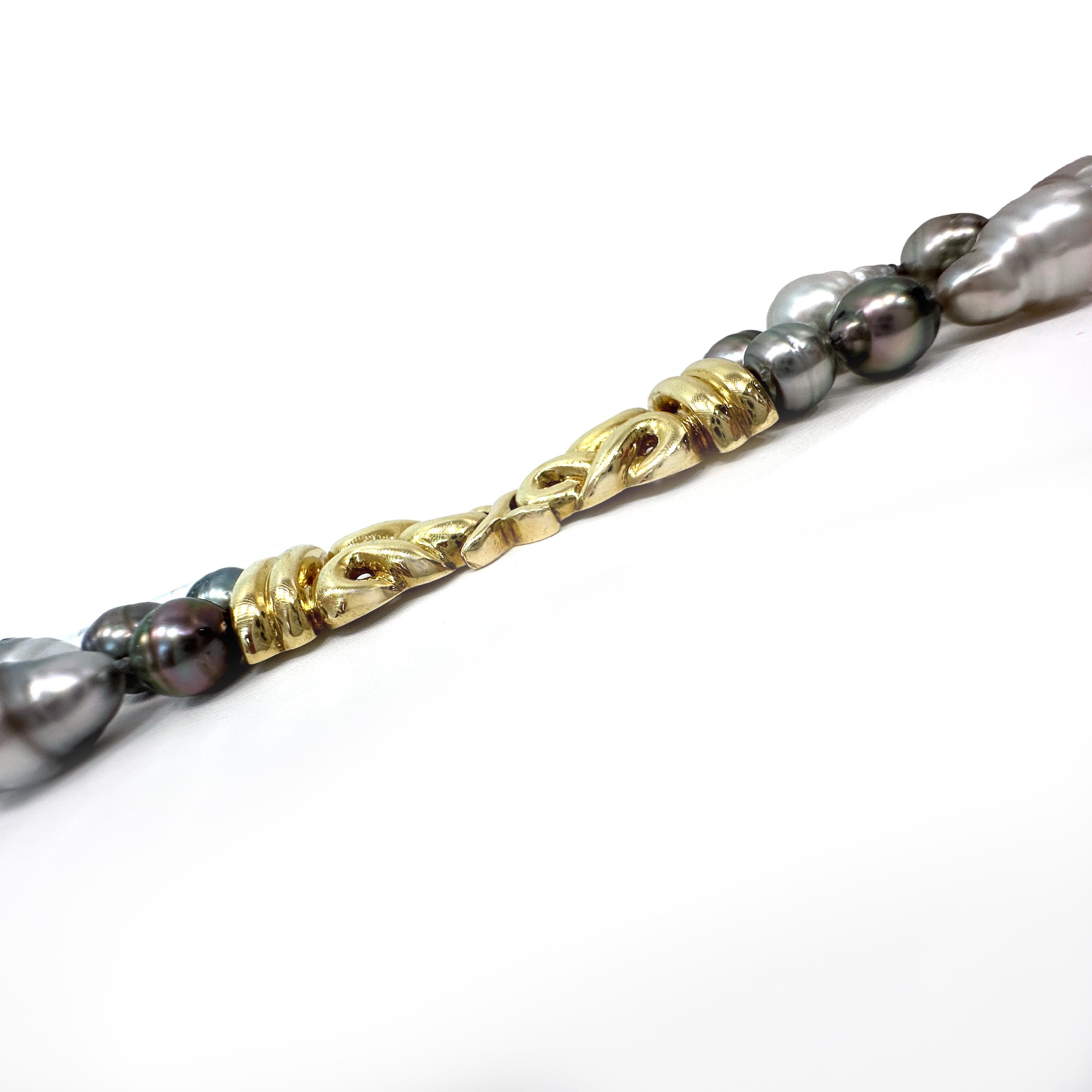 Tahitian Pearl Bracelet with Mixed Sizes & Colors and 18K Gold Centerpiece For Sale 7