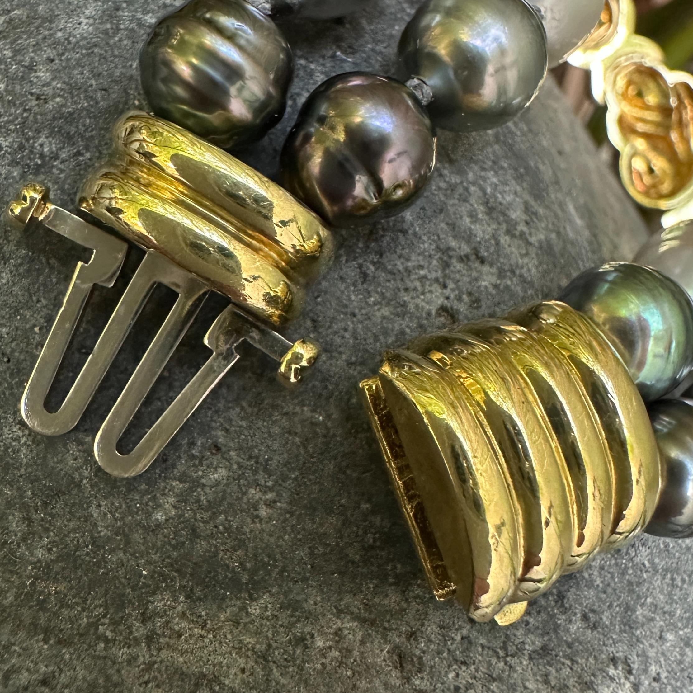 Tahitian Pearl Bracelet with Mixed Sizes & Colors and 18K Gold Centerpiece For Sale 9
